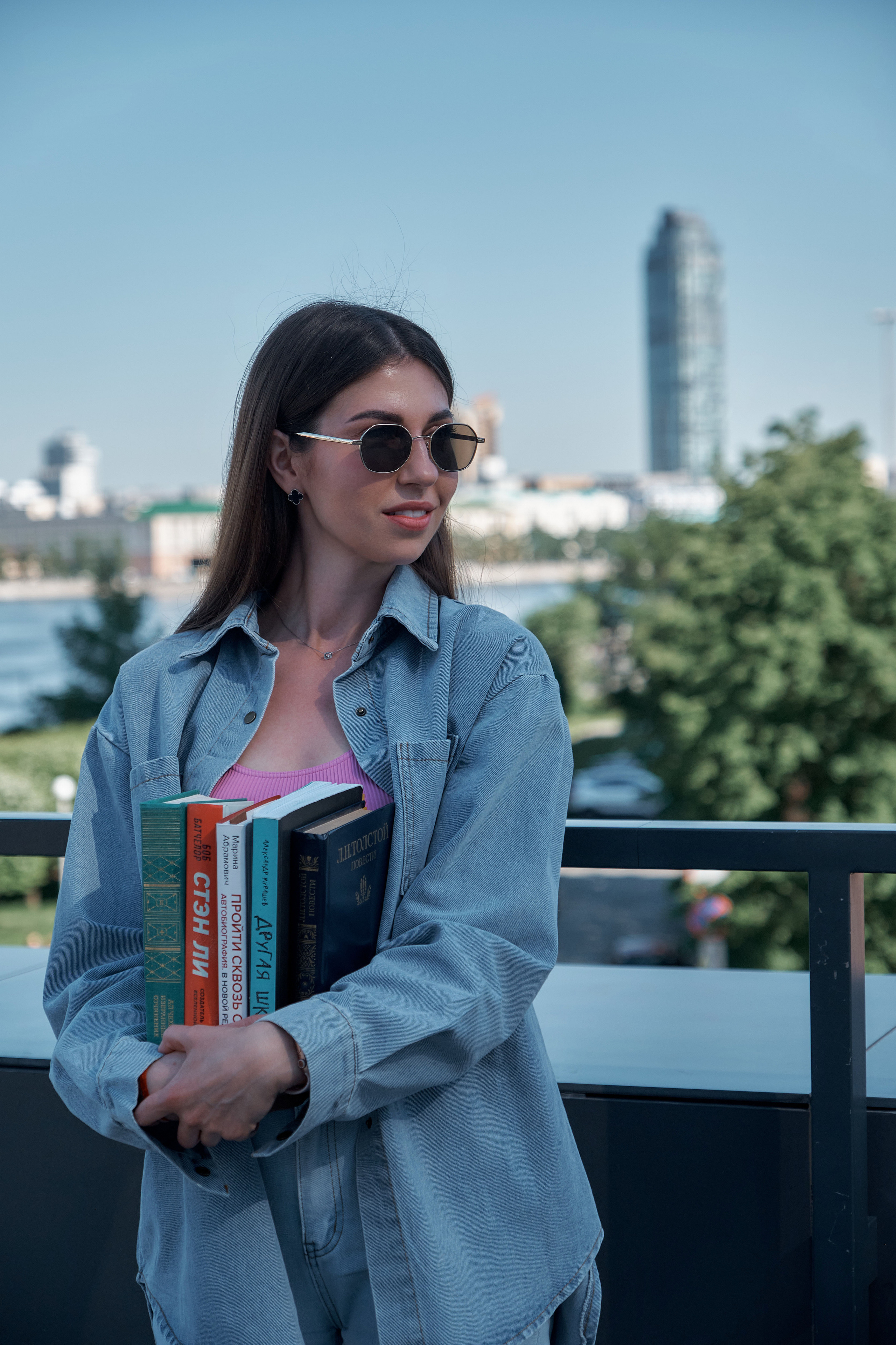 Катя. Портрет в книжном магазине. Свадебный и портретный фотограф в Екатеринбурге Александр Блюденов