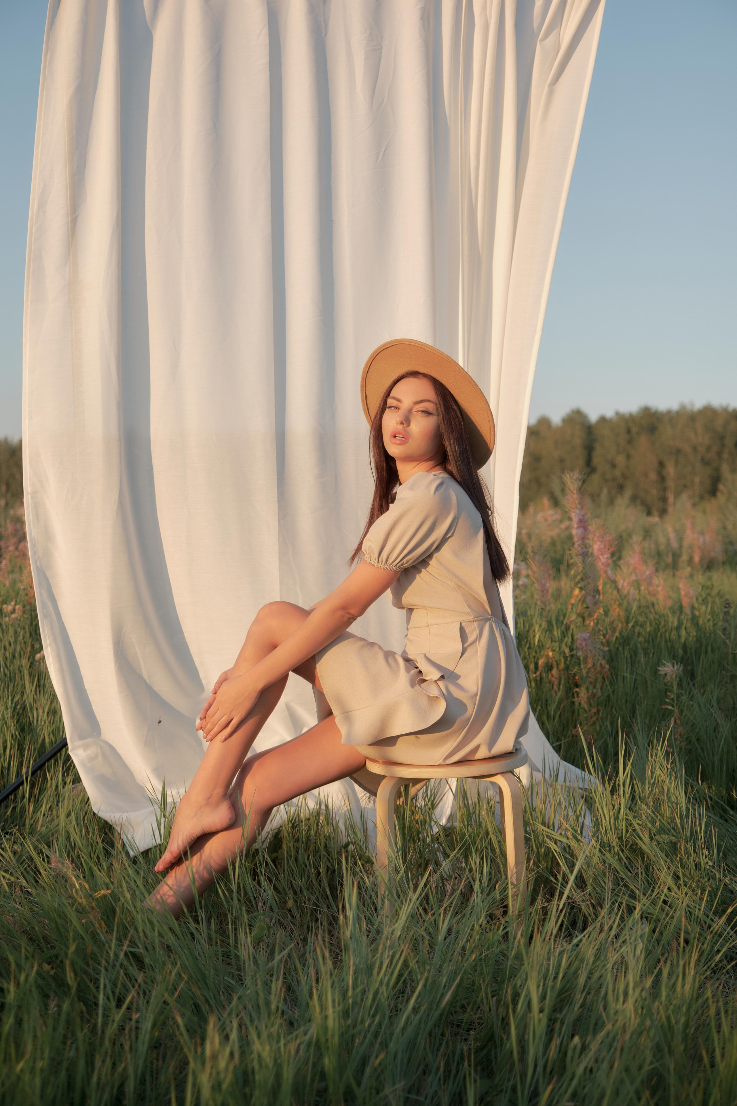 Диана. Портрет в поле со шторами. Свадебный и портретный фотограф в Екатеринбурге Александр Блюденов