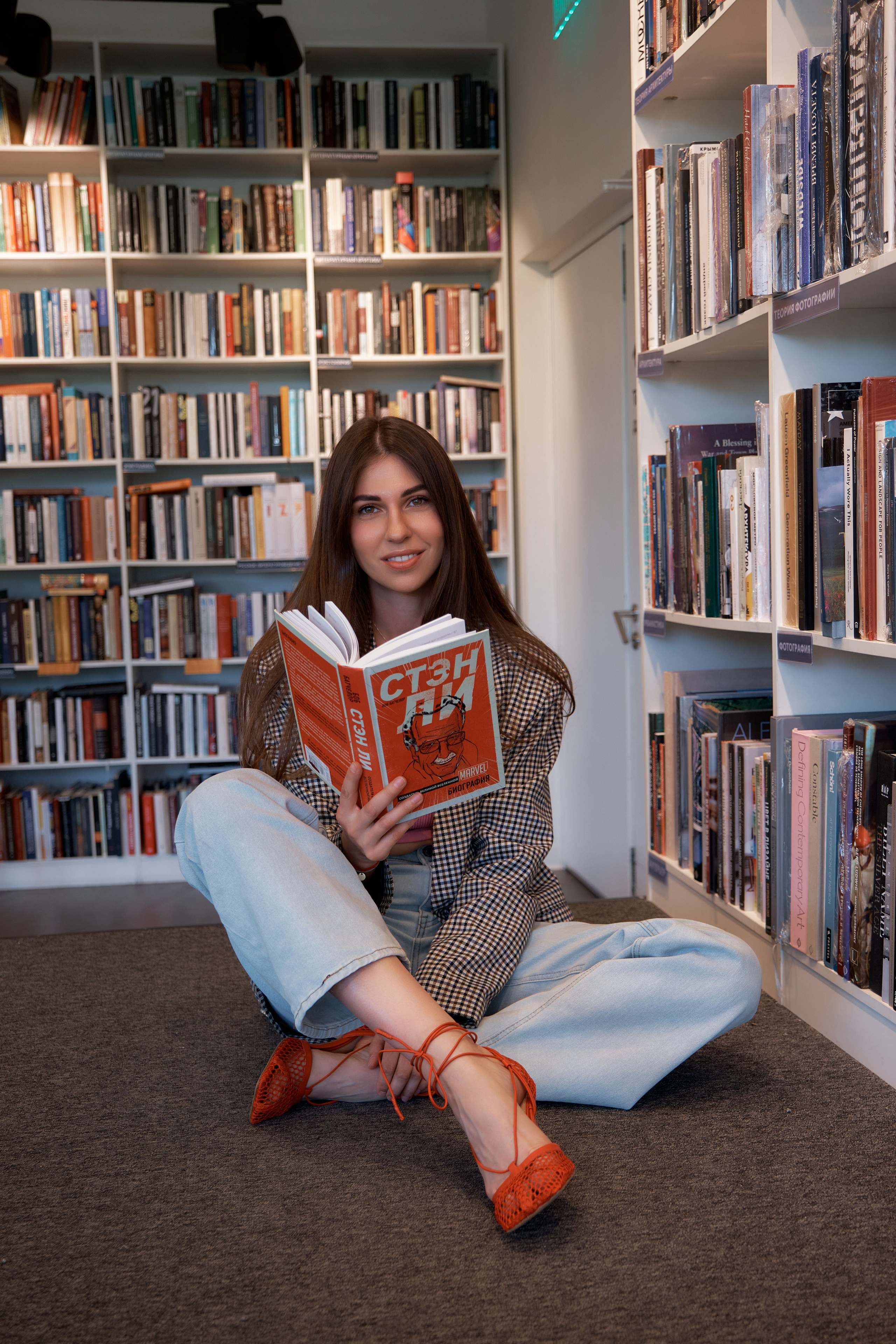 Катя. Портрет в книжном магазине. Свадебный и портретный фотограф в Екатеринбурге Александр Блюденов