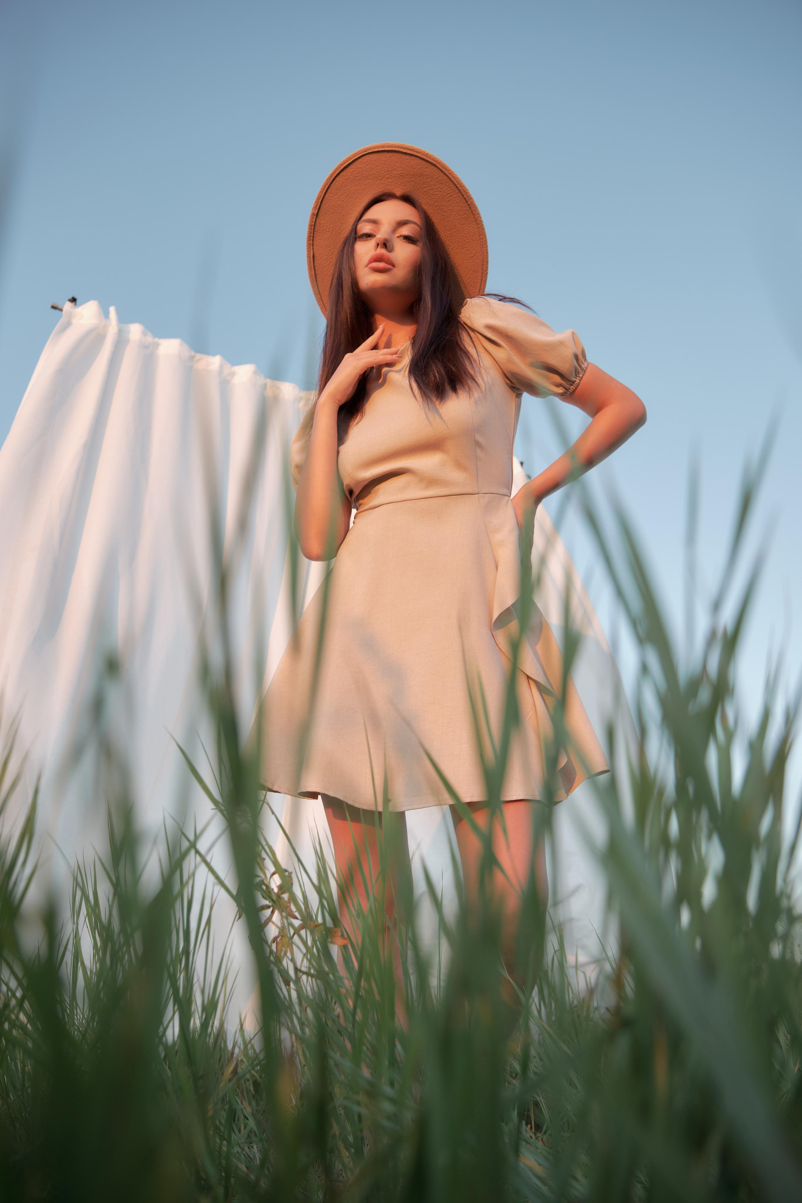 Диана. Портрет в поле со шторами. Свадебный и портретный фотограф в Екатеринбурге Александр Блюденов