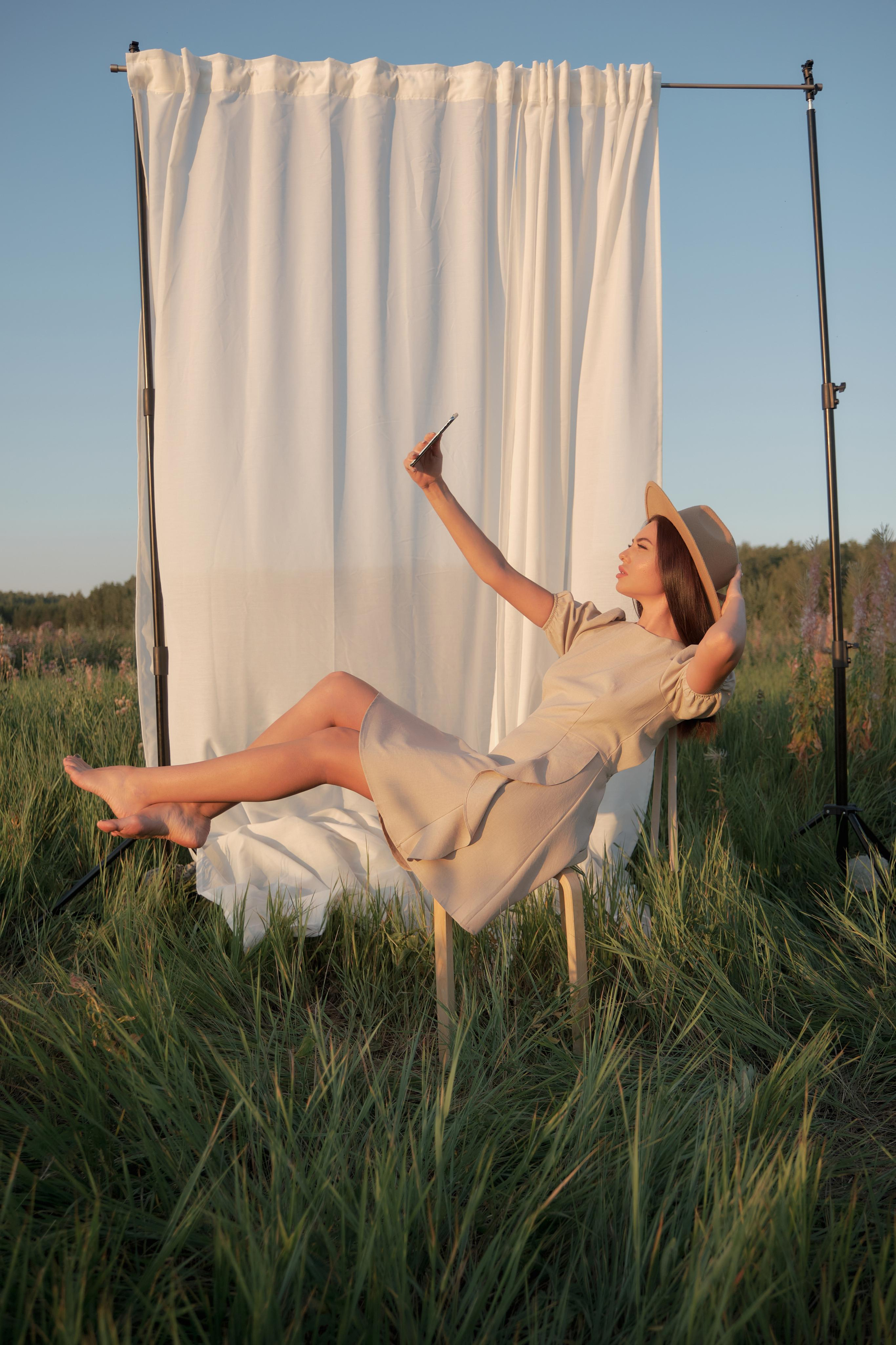 Диана. Портрет в поле со шторами. Свадебный и портретный фотограф в Екатеринбурге Александр Блюденов