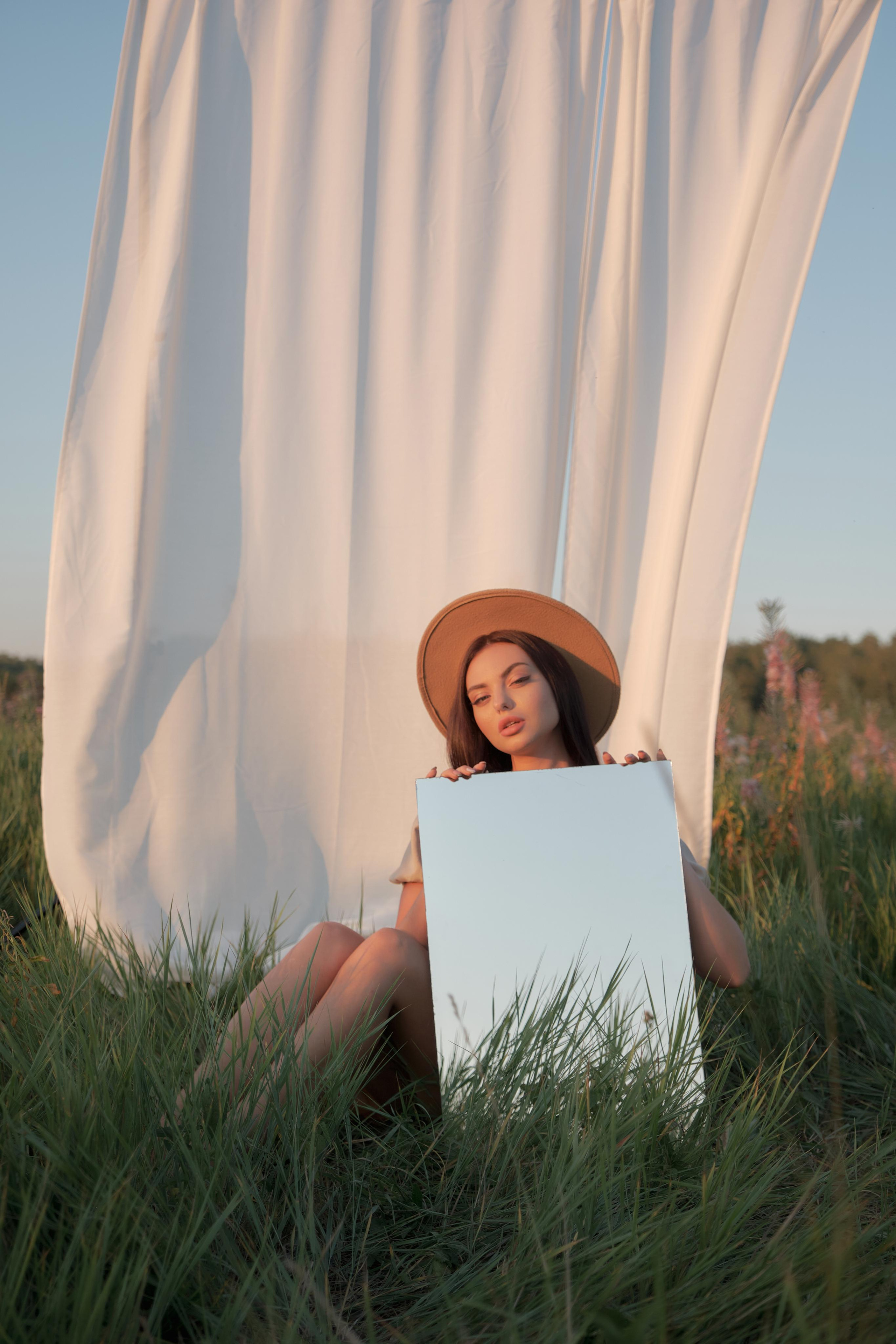 Диана. Портрет в поле со шторами. Свадебный и портретный фотограф в Екатеринбурге Александр Блюденов