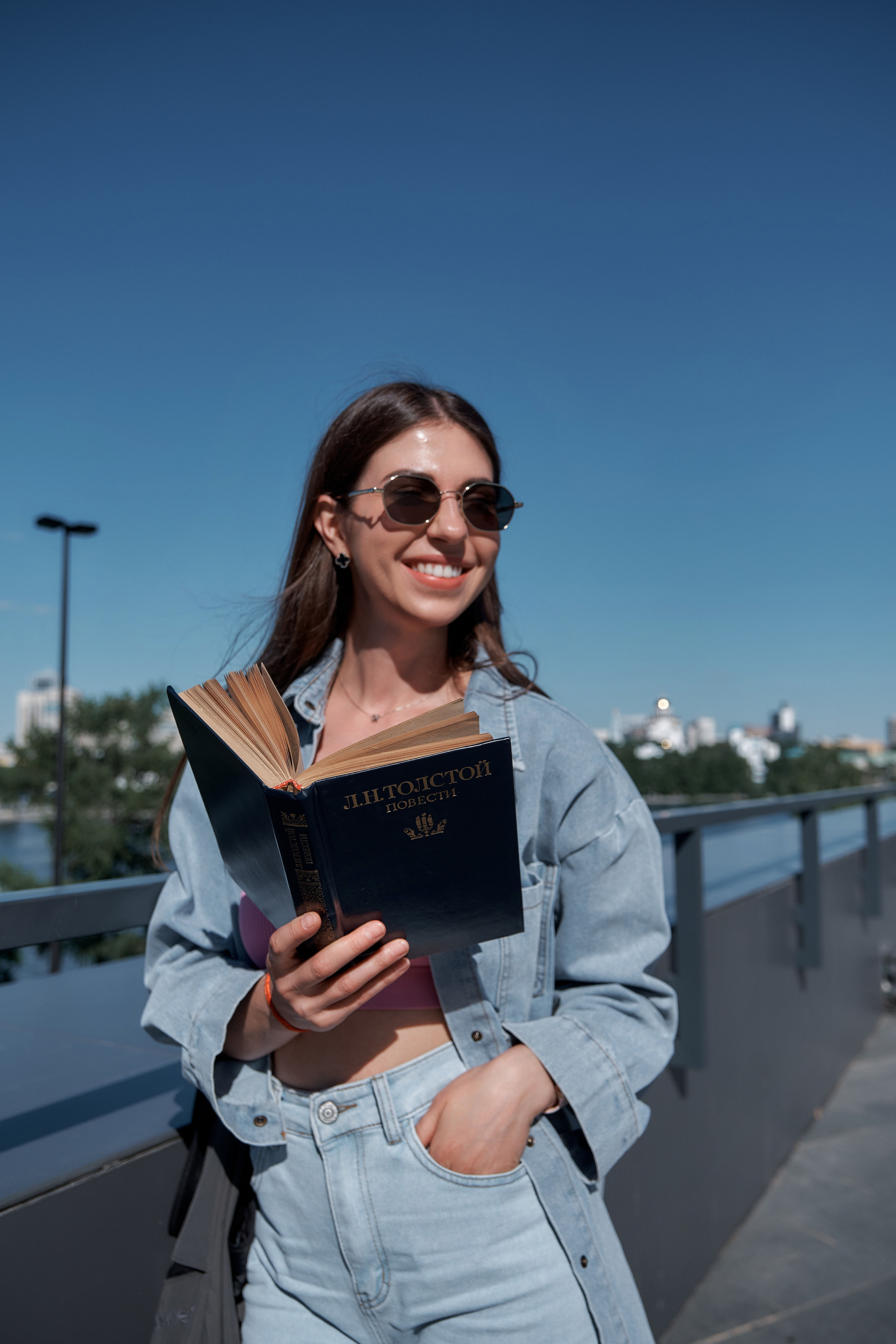 Катя. Портрет в книжном магазине. Свадебный и портретный фотограф в Екатеринбурге Александр Блюденов