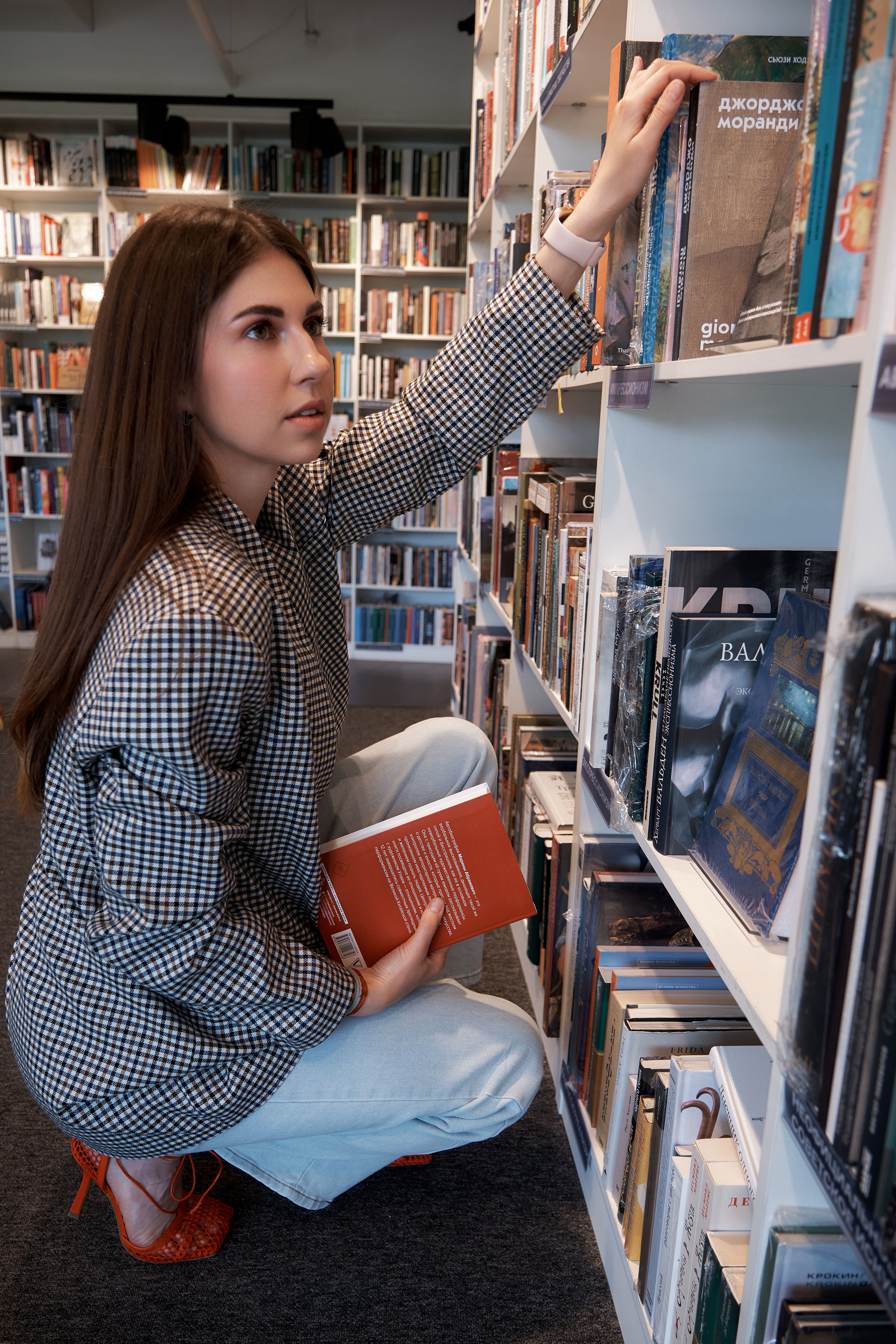 Катя. Портрет в книжном магазине. Свадебный и портретный фотограф в Екатеринбурге Александр Блюденов