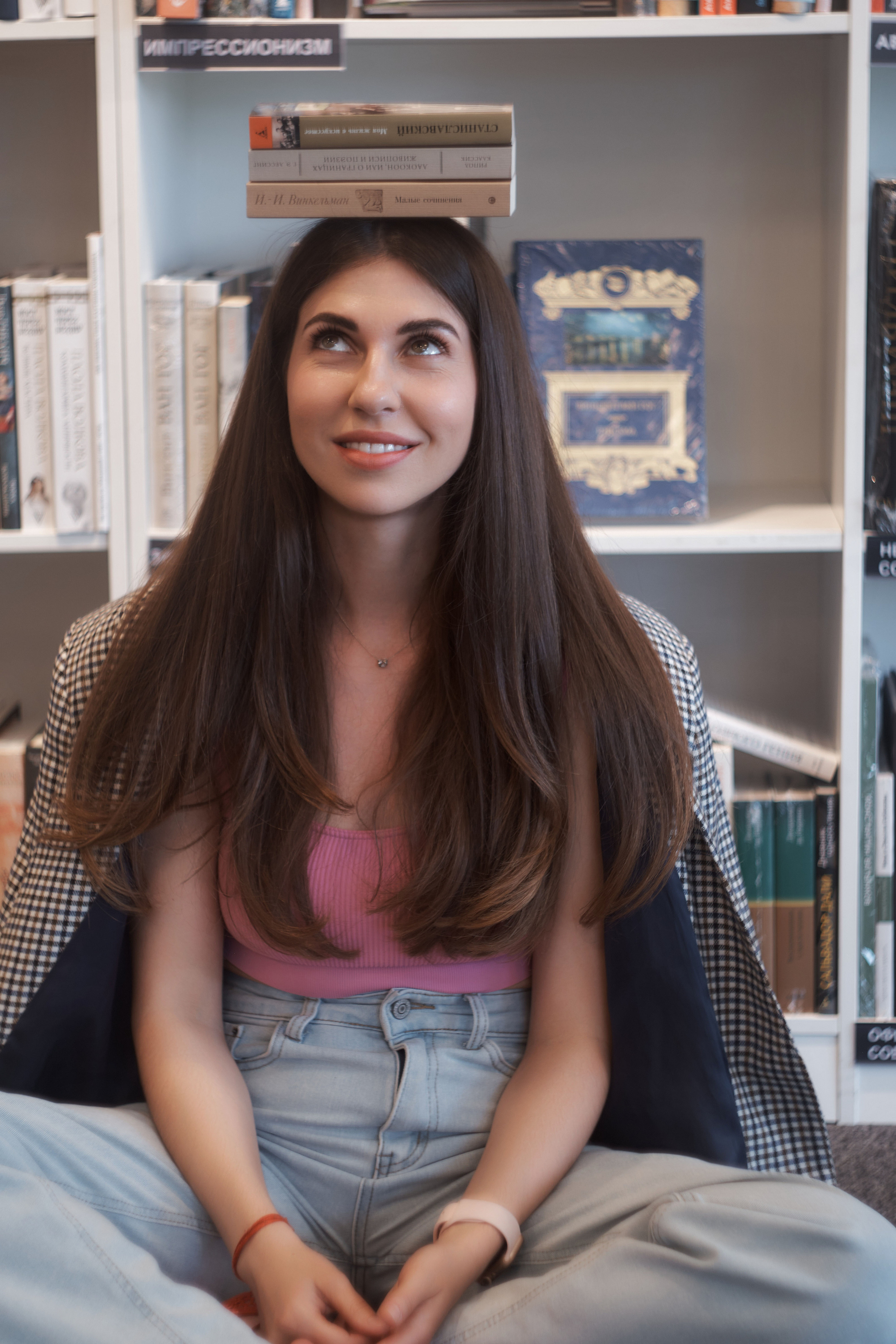 Катя. Портрет в книжном магазине. Свадебный и портретный фотограф в Екатеринбурге Александр Блюденов