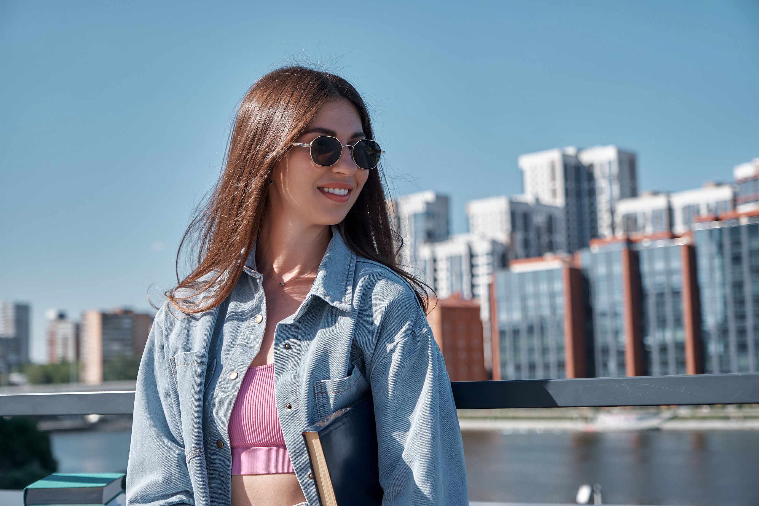 Катя. Портрет в книжном магазине. Свадебный и портретный фотограф в Екатеринбурге Александр Блюденов