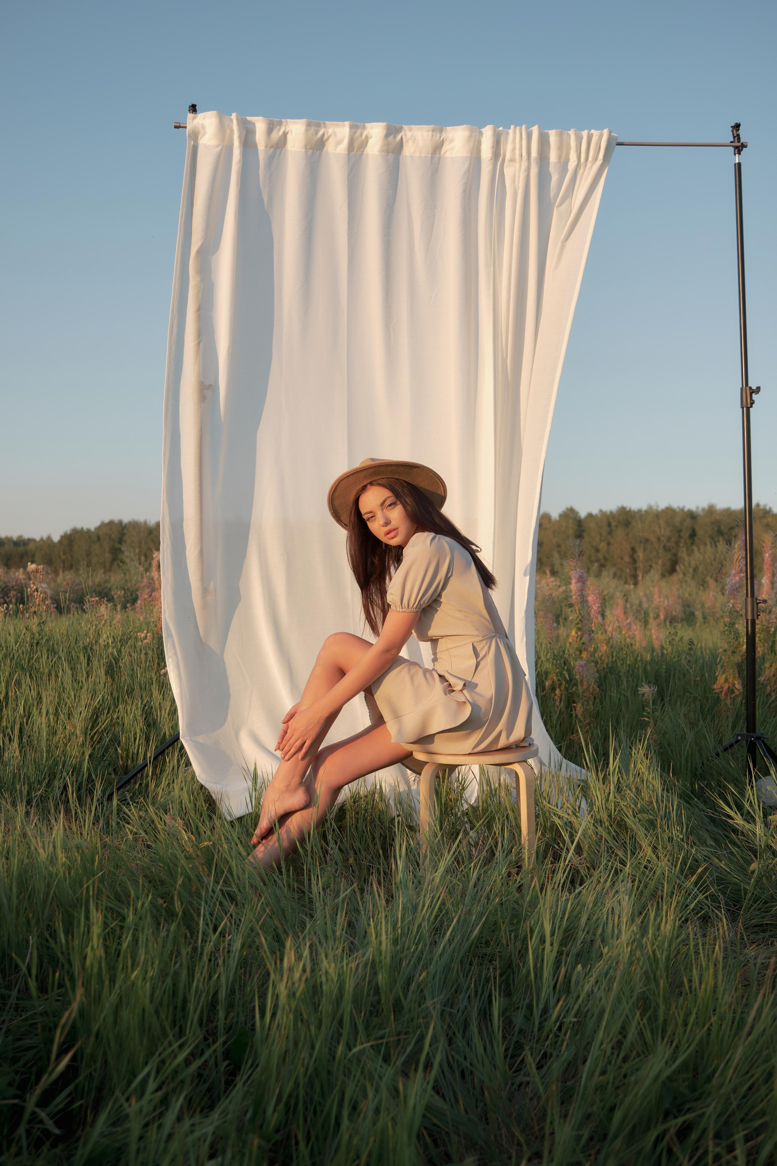 Диана. Портрет в поле со шторами. Свадебный и портретный фотограф в Екатеринбурге Александр Блюденов