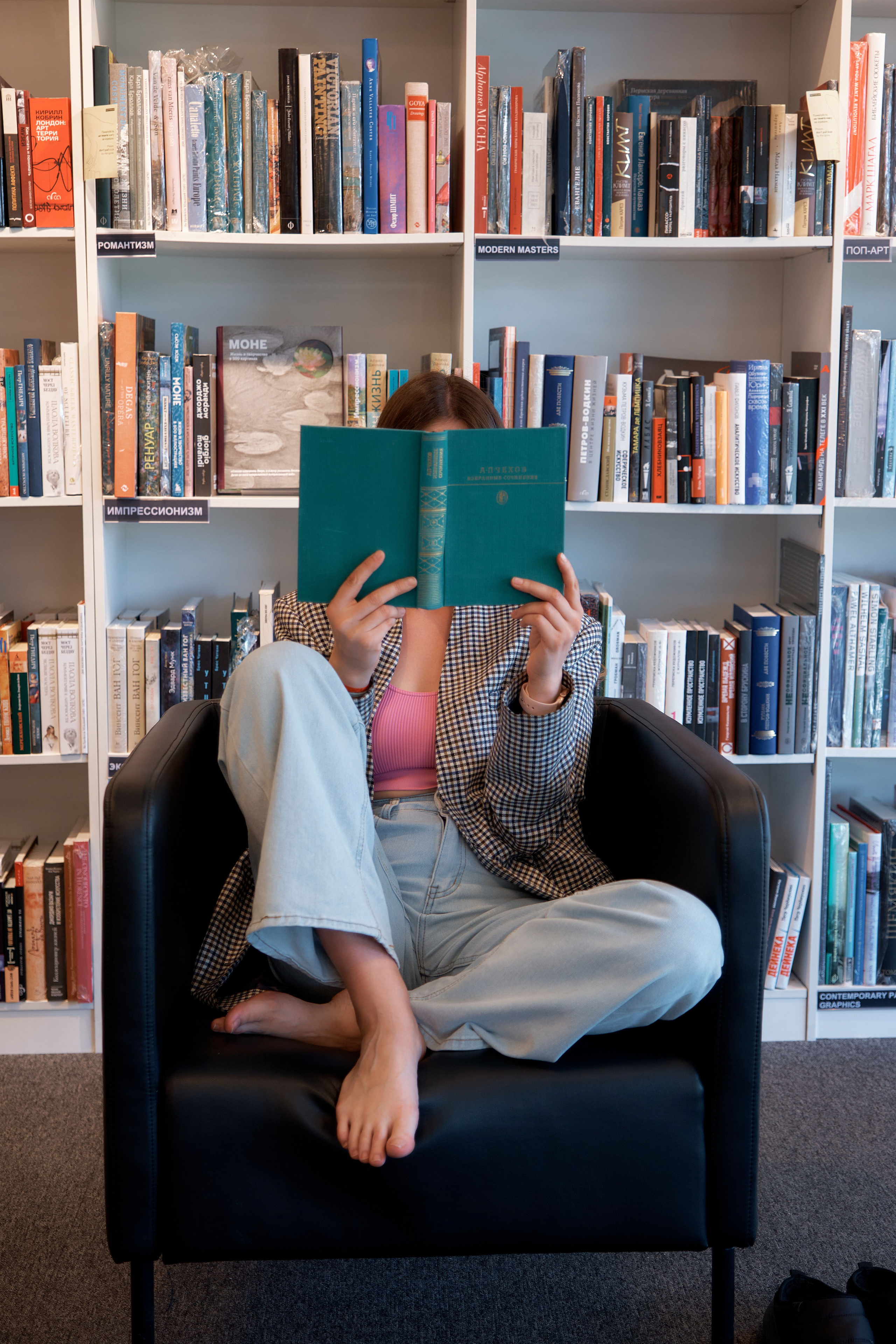 Катя. Портрет в книжном магазине. Свадебный и портретный фотограф в Екатеринбурге Александр Блюденов