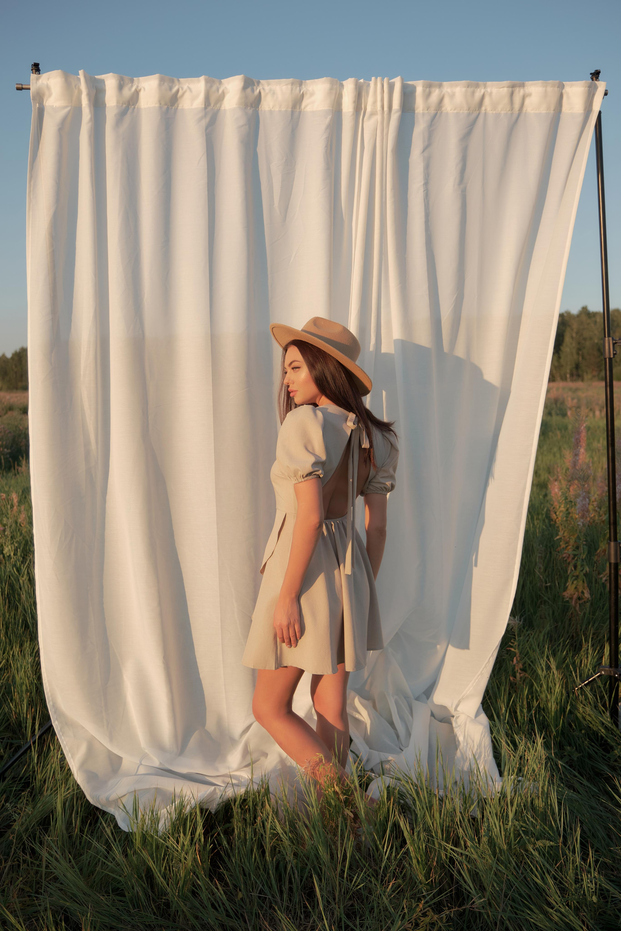 Диана. Портрет в поле со шторами. Свадебный и портретный фотограф в Екатеринбурге Александр Блюденов