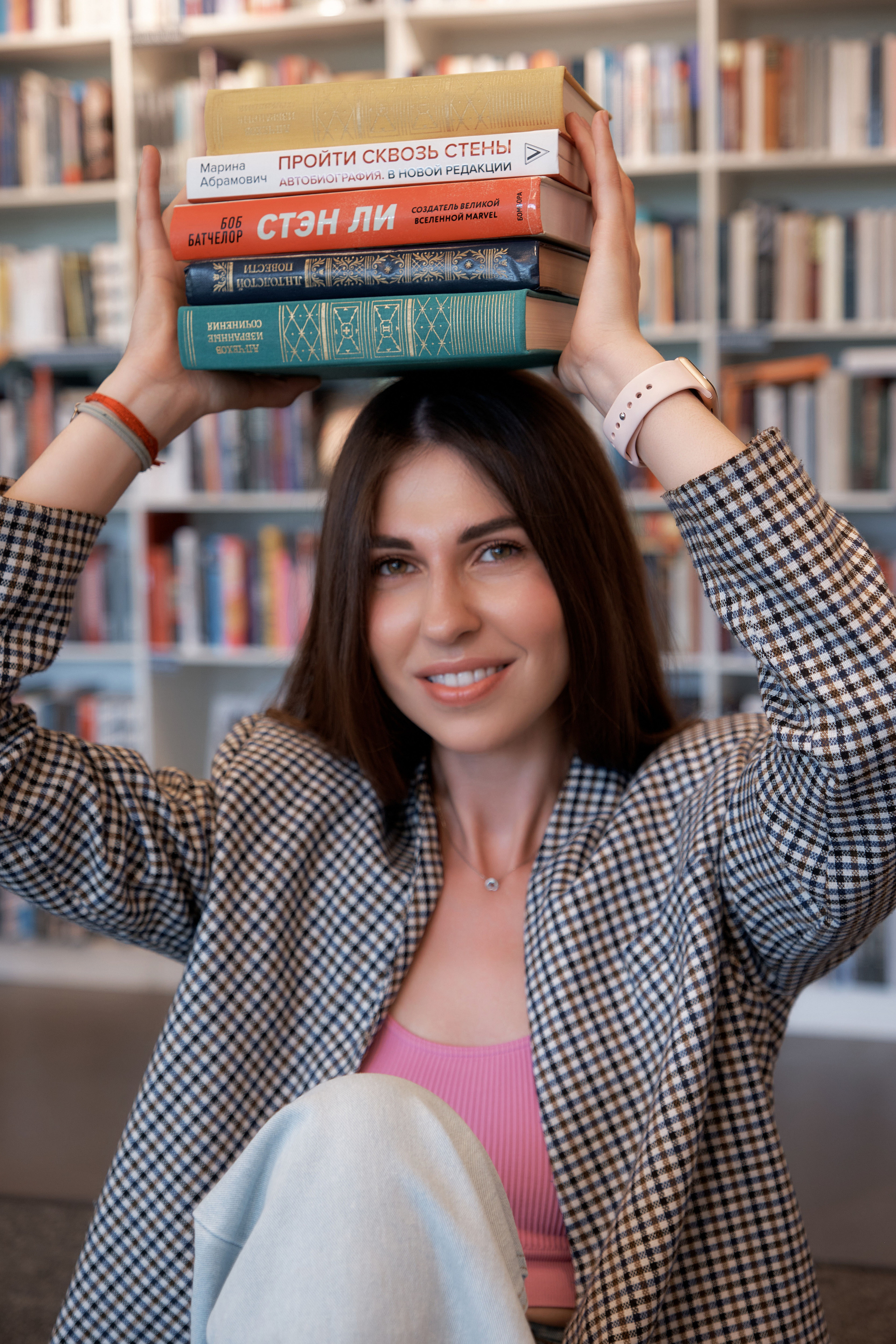 Катя. Портрет в книжном магазине. Свадебный и портретный фотограф в Екатеринбурге Александр Блюденов