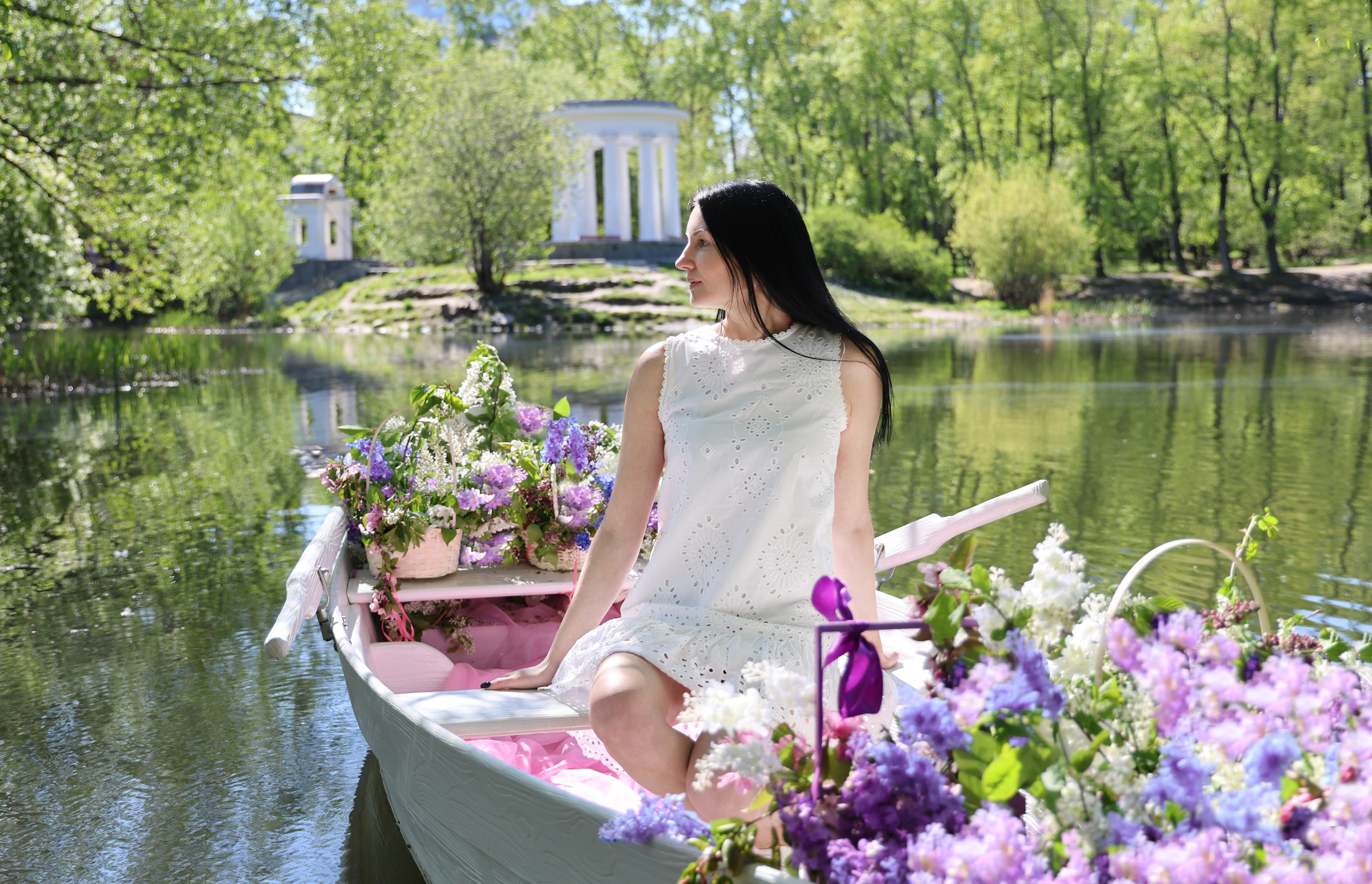 Фотосессия в лодке, лодка, озеро, платье, книга, шляпа, зонт, перчатки, весла, лето. Свадебный, семейный, женский и детский фотограф из Екатеринбурга