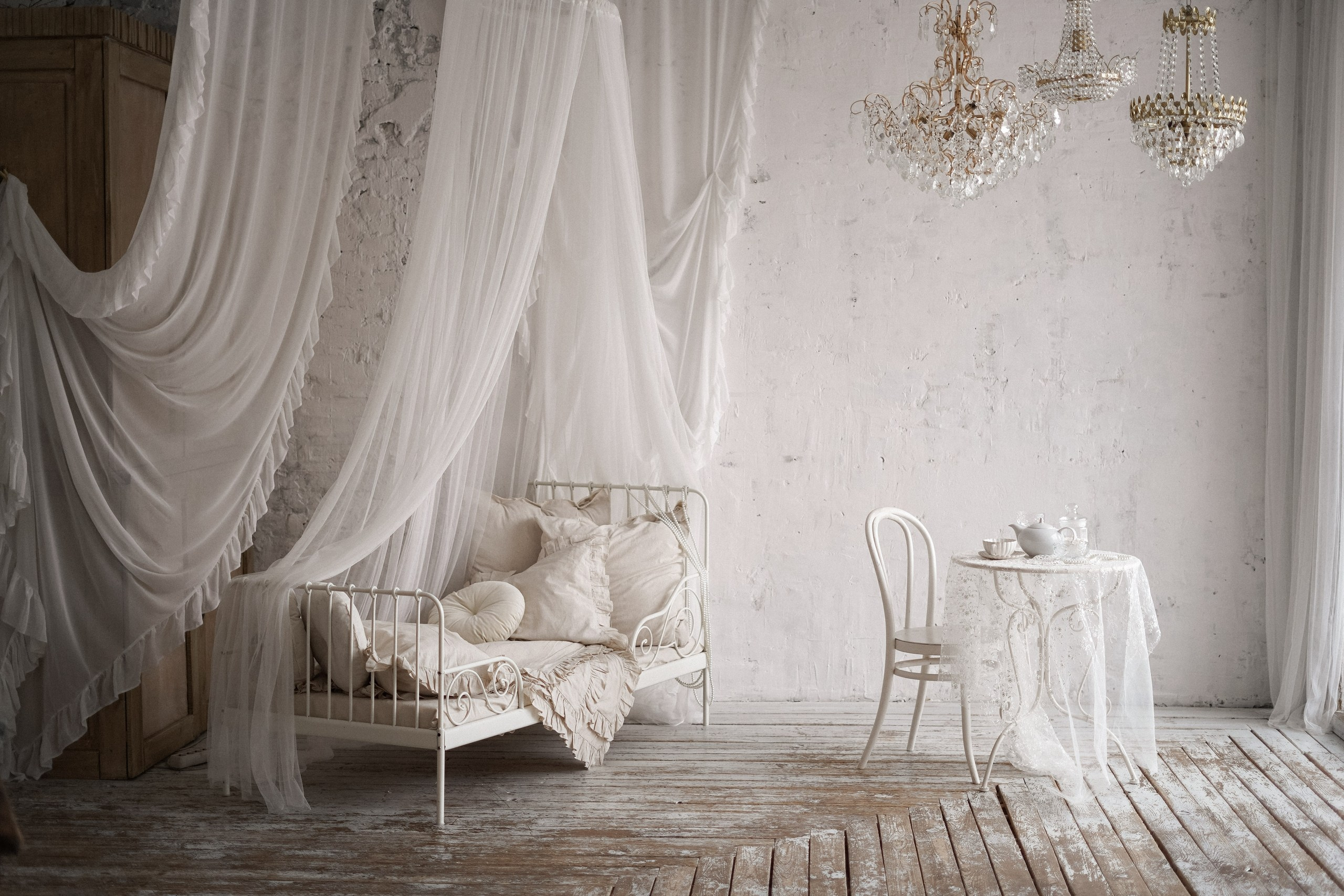 светлый зал фотостудии с мягким естественным светом