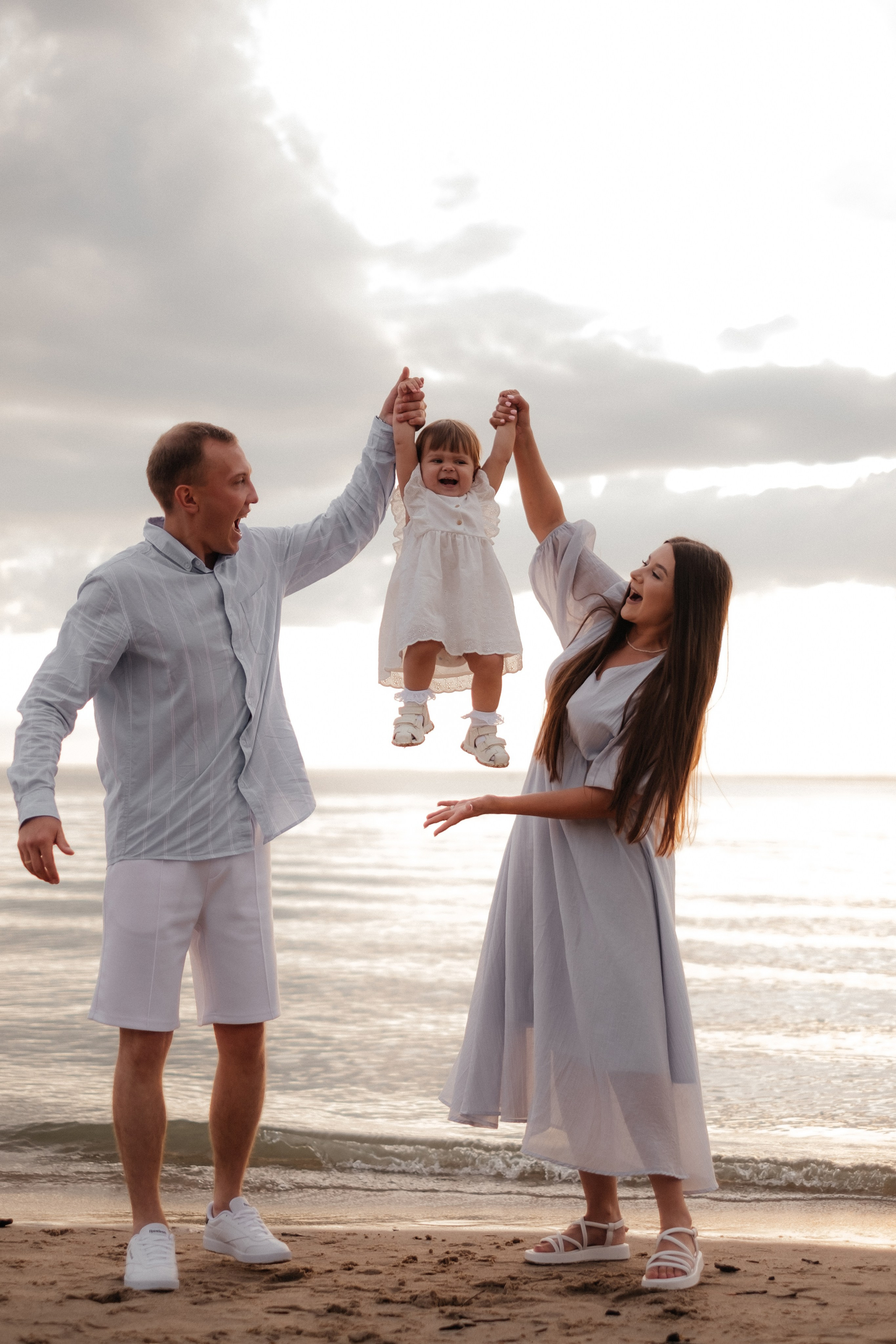 Алина, Ярослав и Тая на берегу. Фотограф в Новосибирске Диана Ильиных