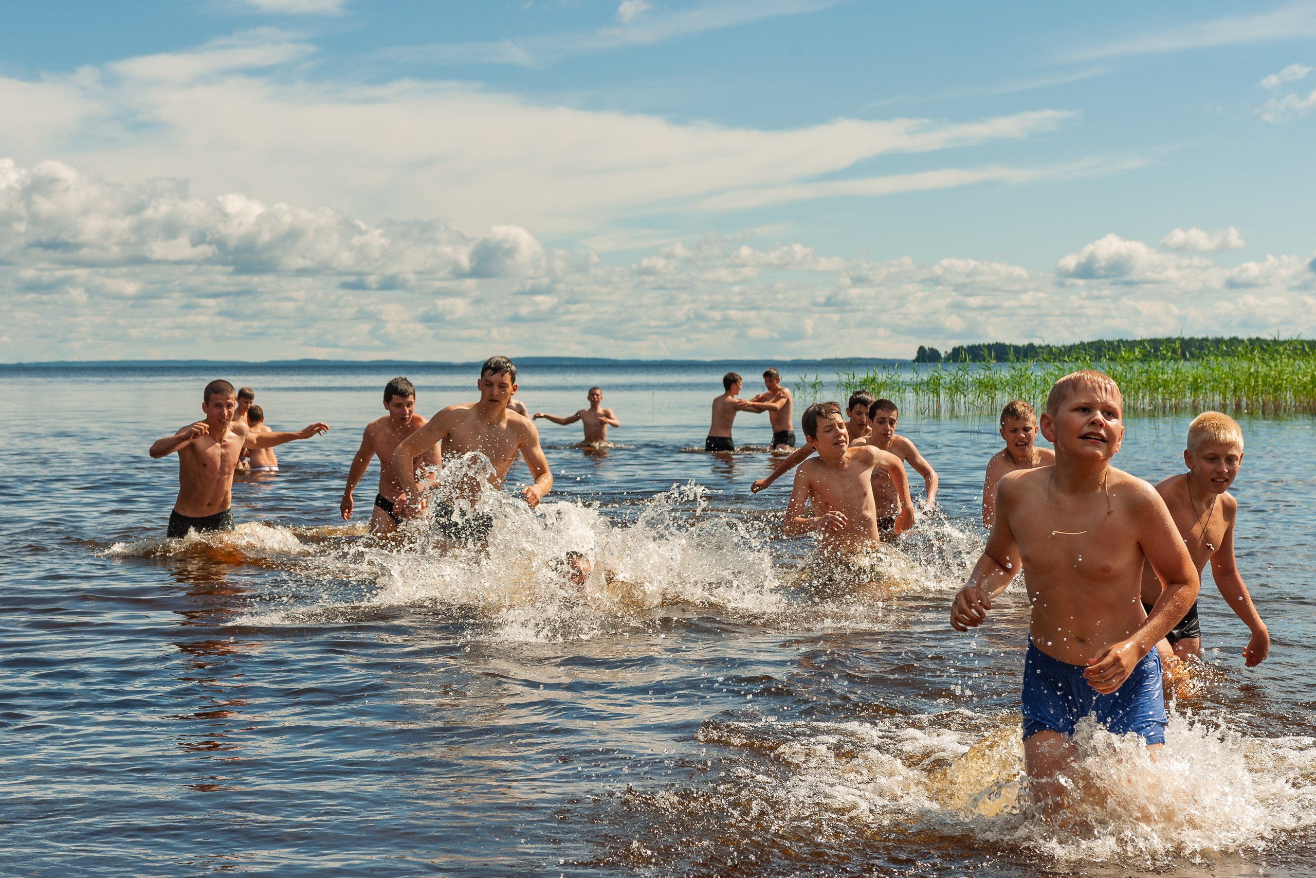 Летние тренировочные боры Школы Боевых Искусств «МОН» 2012 г. Карелия, купаемся в Сямозере