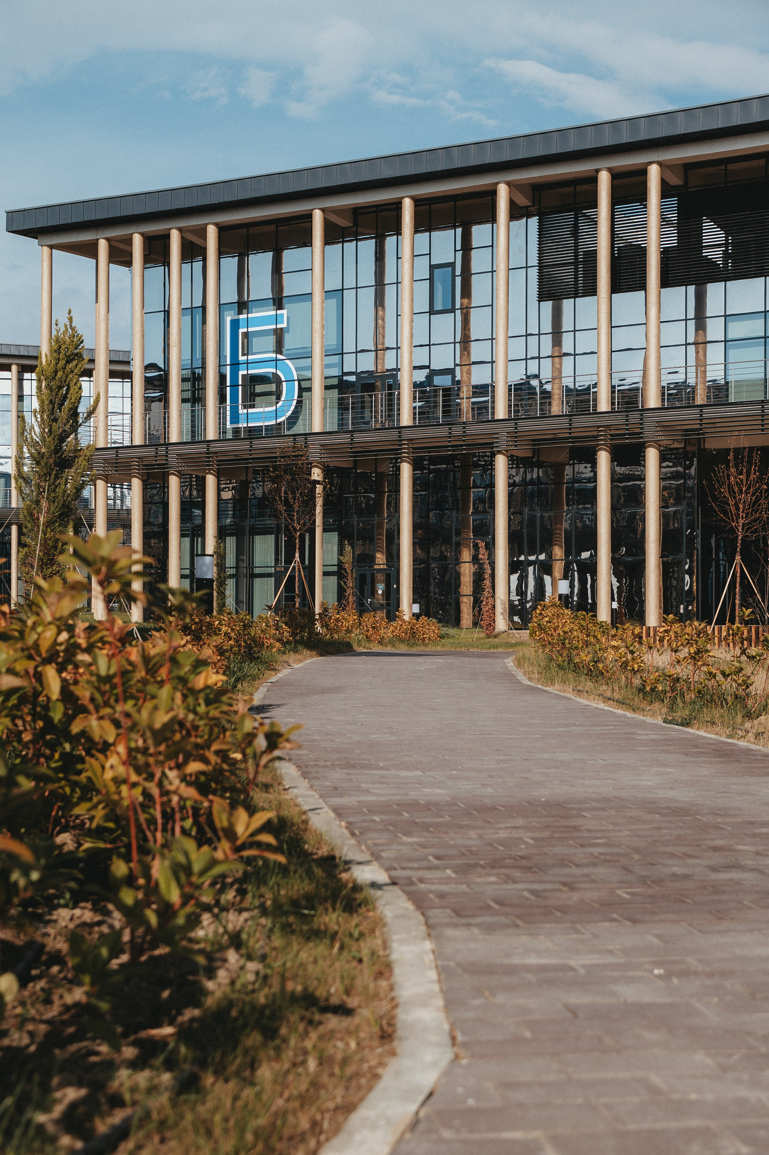 Летняя экстерьерная съемка территории ресторана