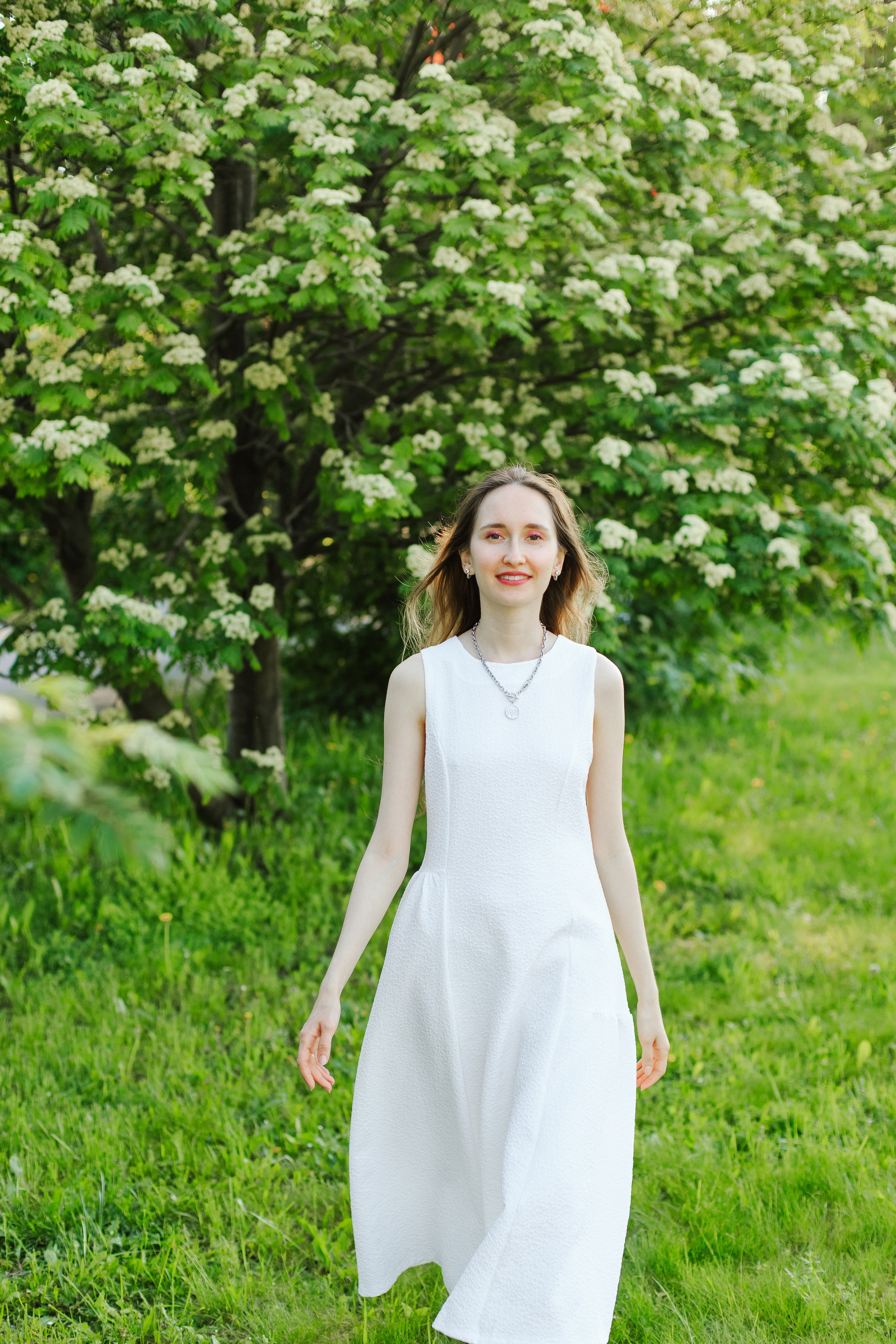 Женская фотосессия в цветении. Контентный фотограф в Перми Натали Кытманова