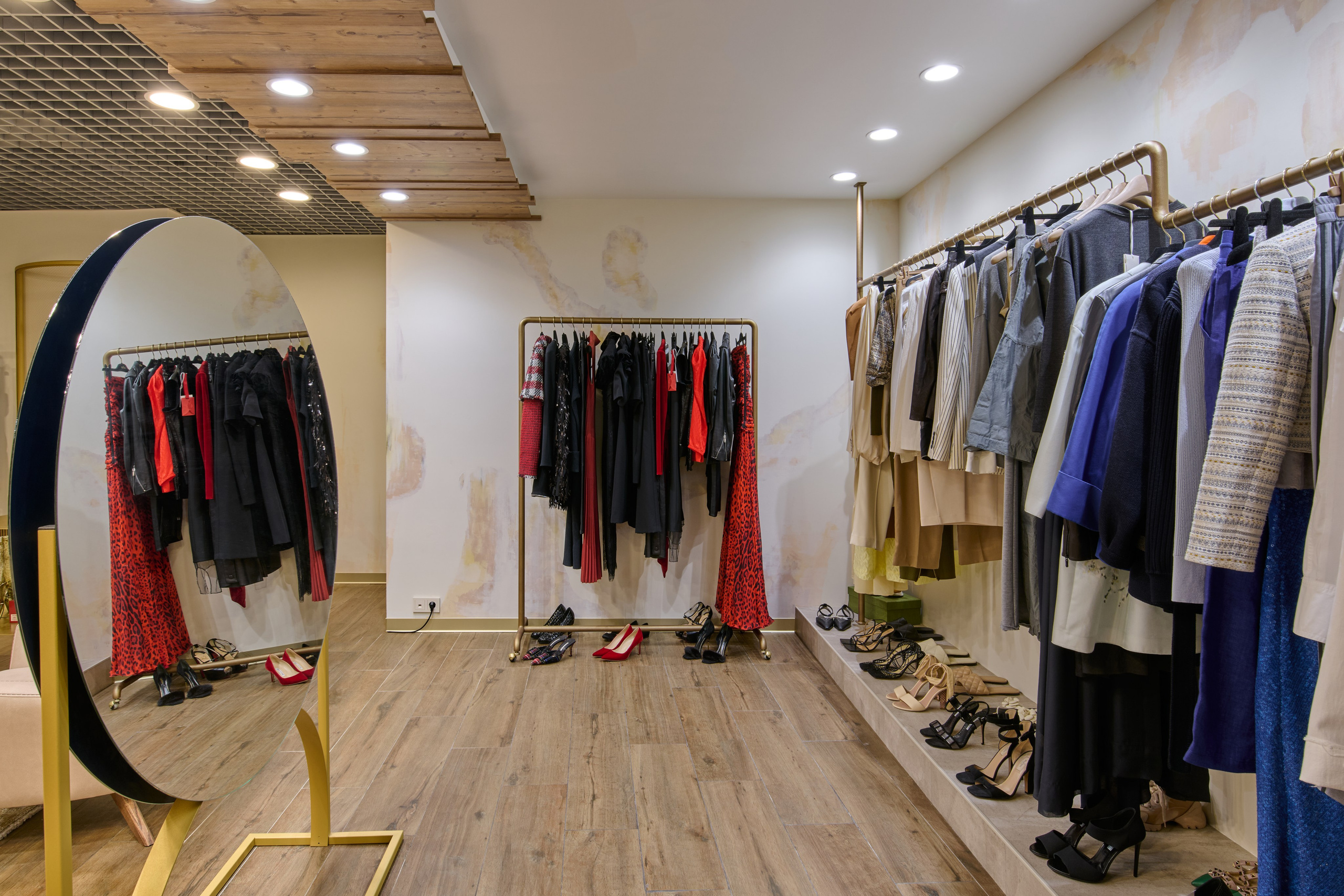 Примерочная/коридор: стойки с одеждой, перспектива прохода