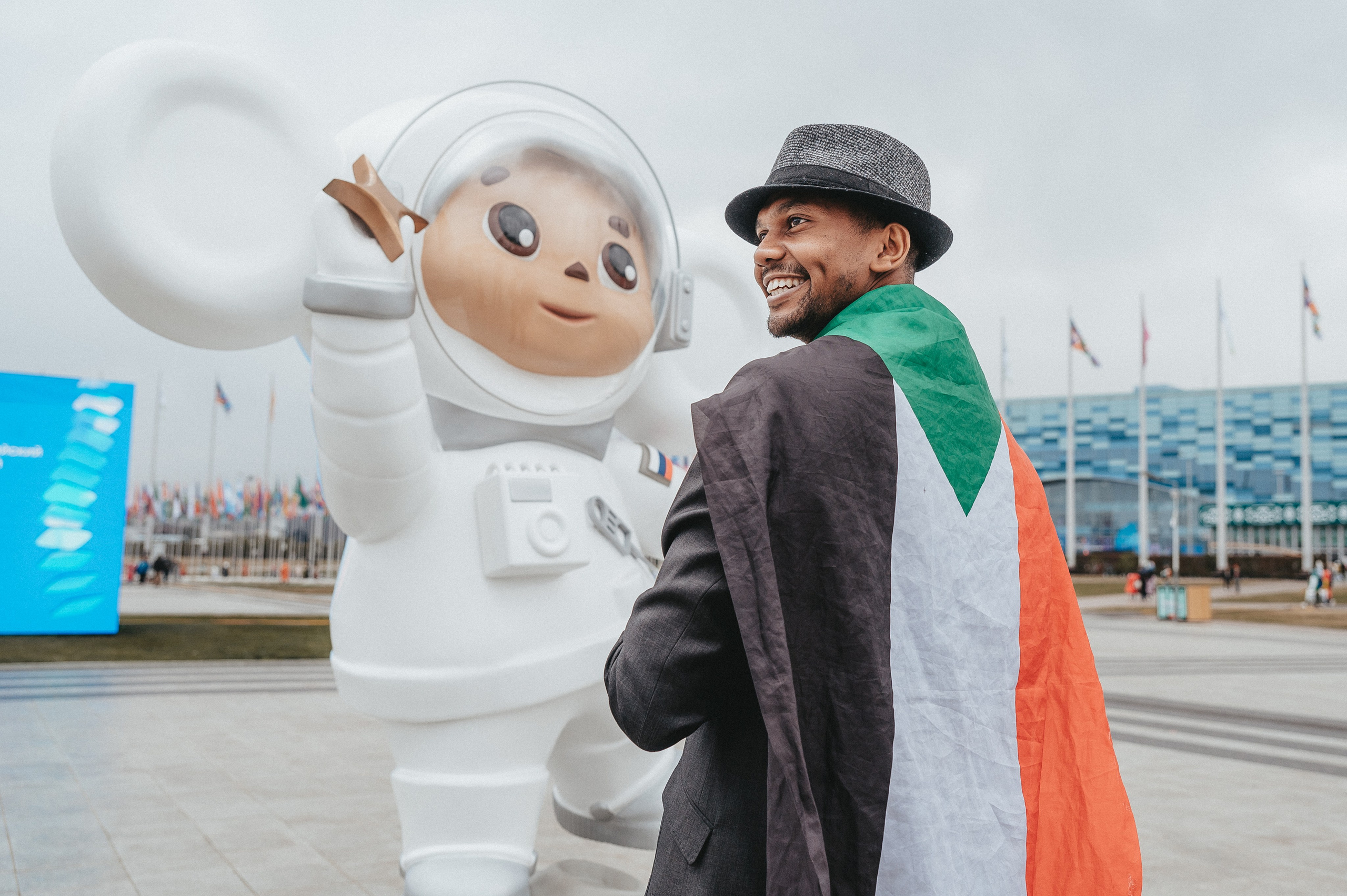 Лайф съемка улыбающегося туриста на фоне достопримечательностей в Питере