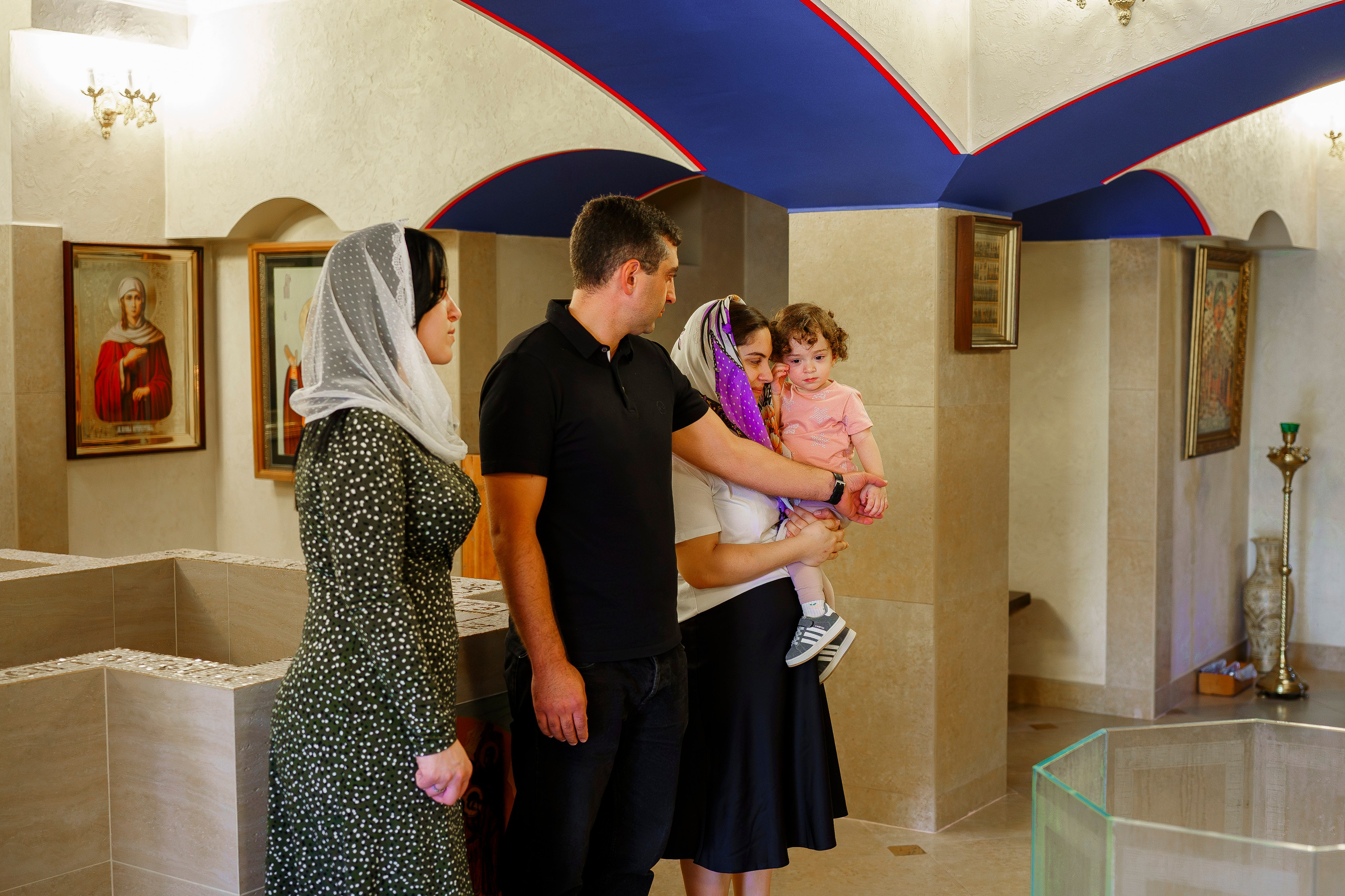 Обряд крещения детей в церкве или храме Адлера. Фотограф видеограф Геннадий Янбаев в Сочи, Краснодаре