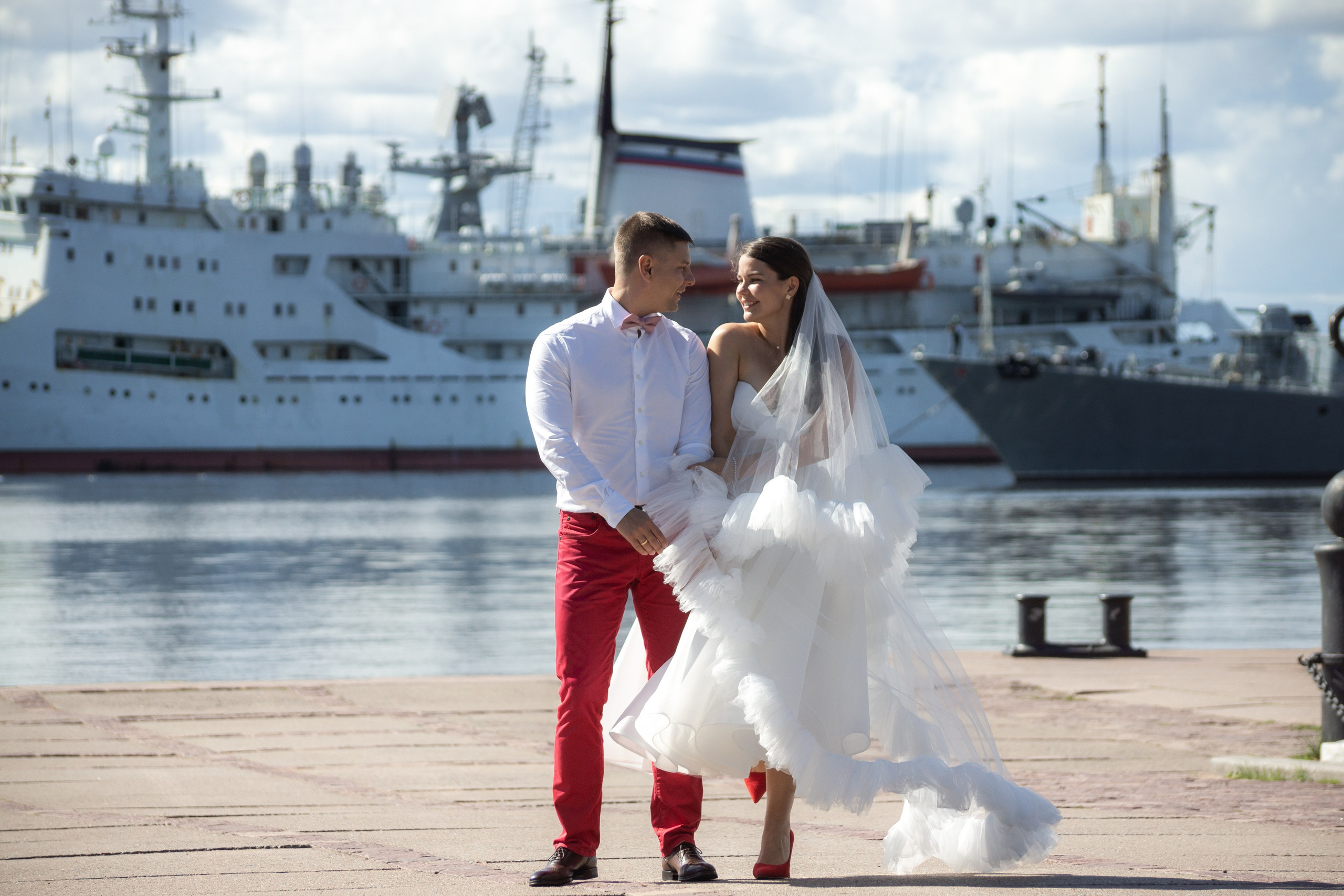 Красивые места для свадебной фотосессии летом в Санкт-Петербурге. Свадебный фотограф Александр Невский в Санкт-Петербурге