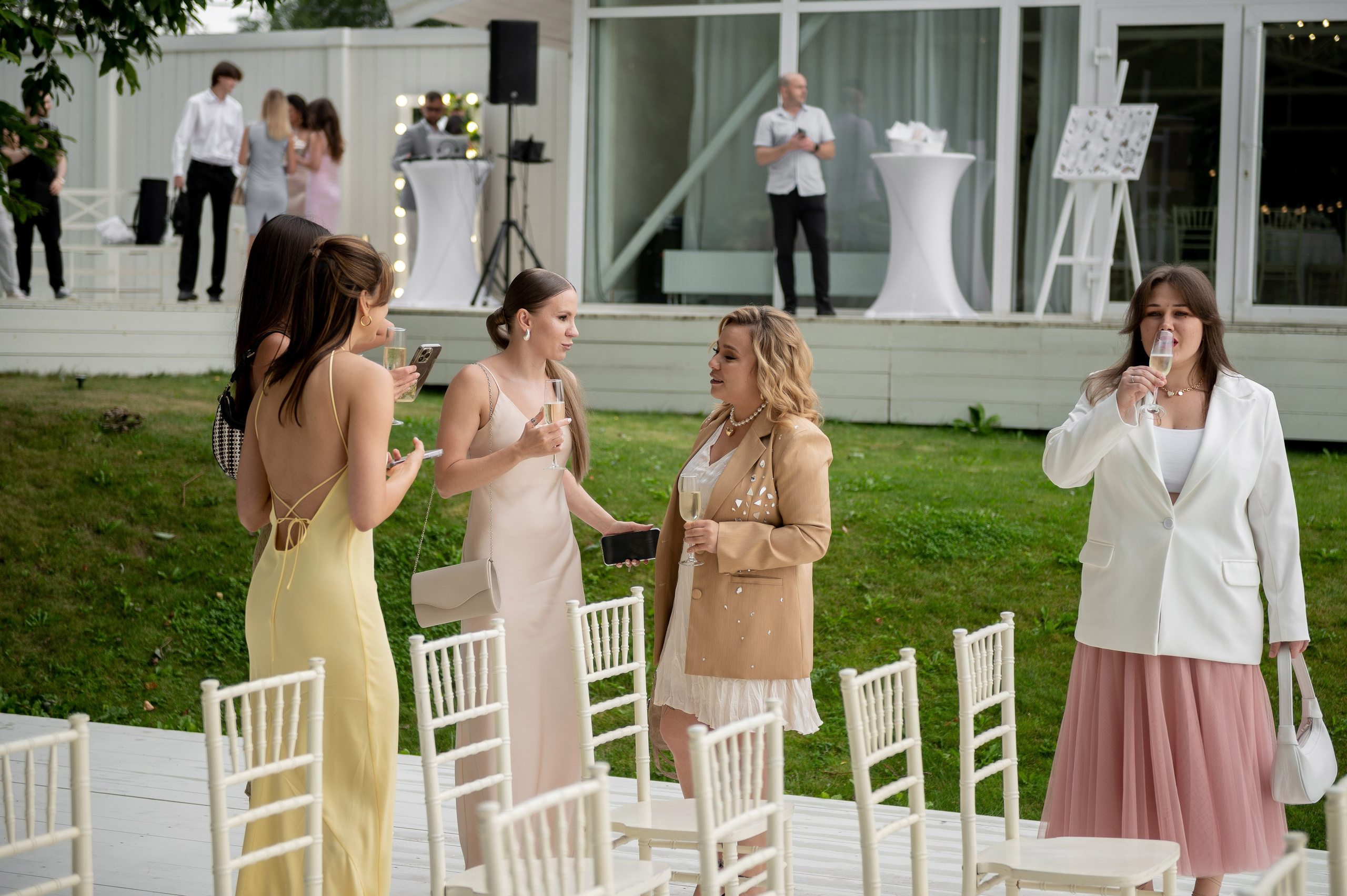 Классическая свадебная фотосессия Аины и Антона по самым красивым местам для свадебной прогулки в Санкт-Петербурге. Портретный, семейный и свадебный фотограф в Санкт-Петербурге и в Пушкине Ширяев Денис