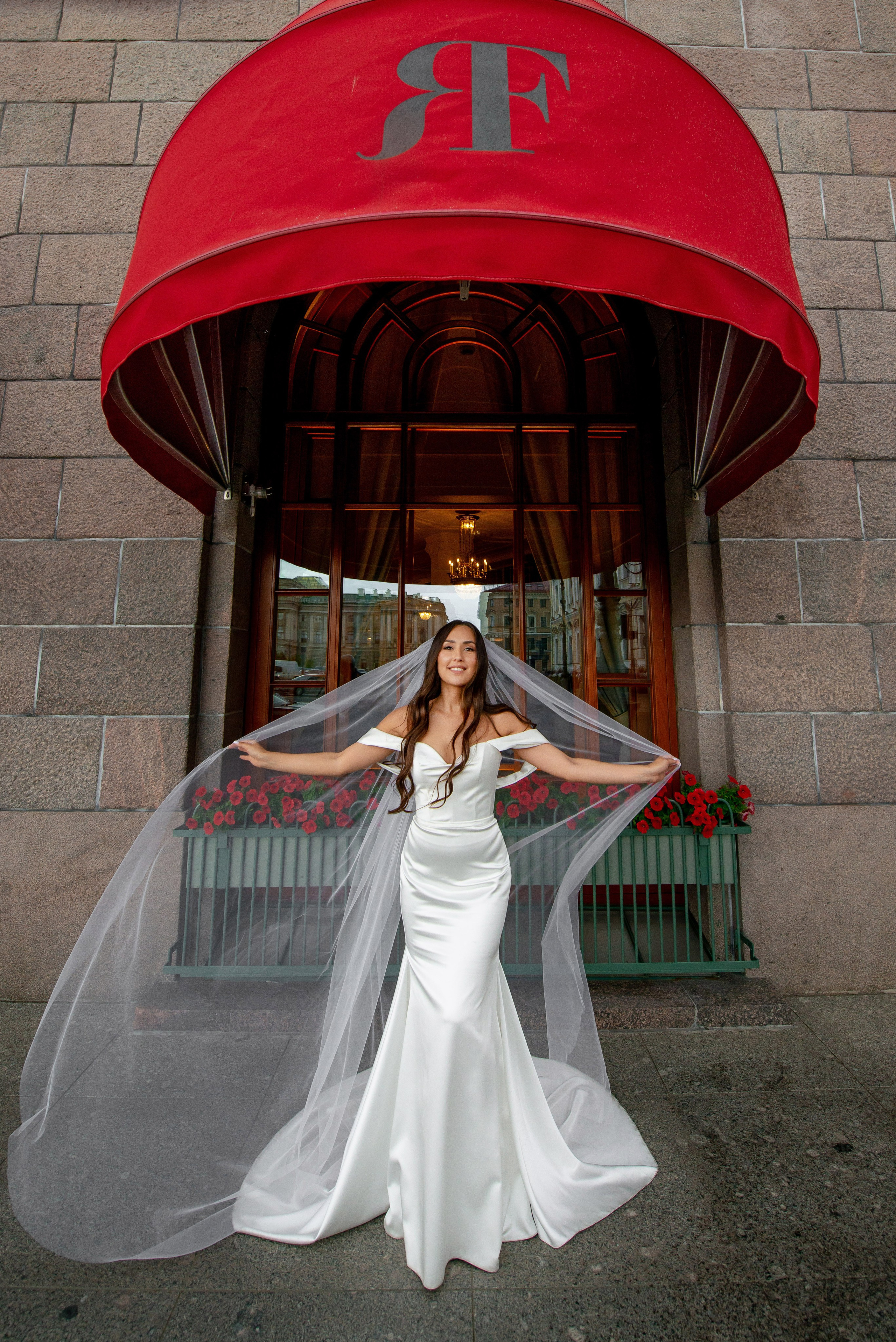 Классическая свадебная фотосессия Аины и Антона по самым красивым местам для свадебной прогулки в Санкт-Петербурге. Портретный, семейный и свадебный фотограф в Санкт-Петербурге и в Пушкине Ширяев Денис