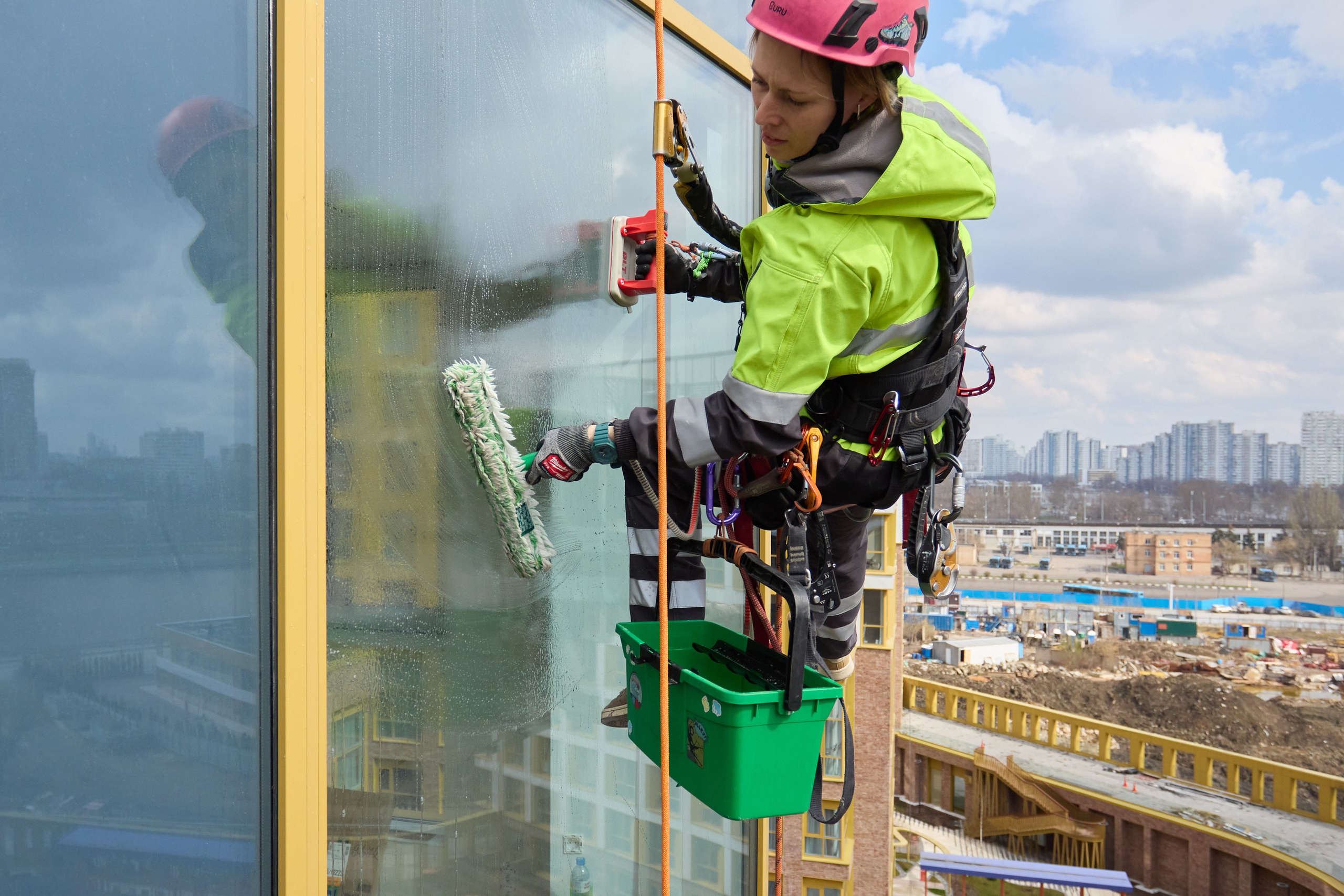 Команда промышленных альпинистов за работой. Андрей Дунин | Предметная, портретная и интерьерная съёмка