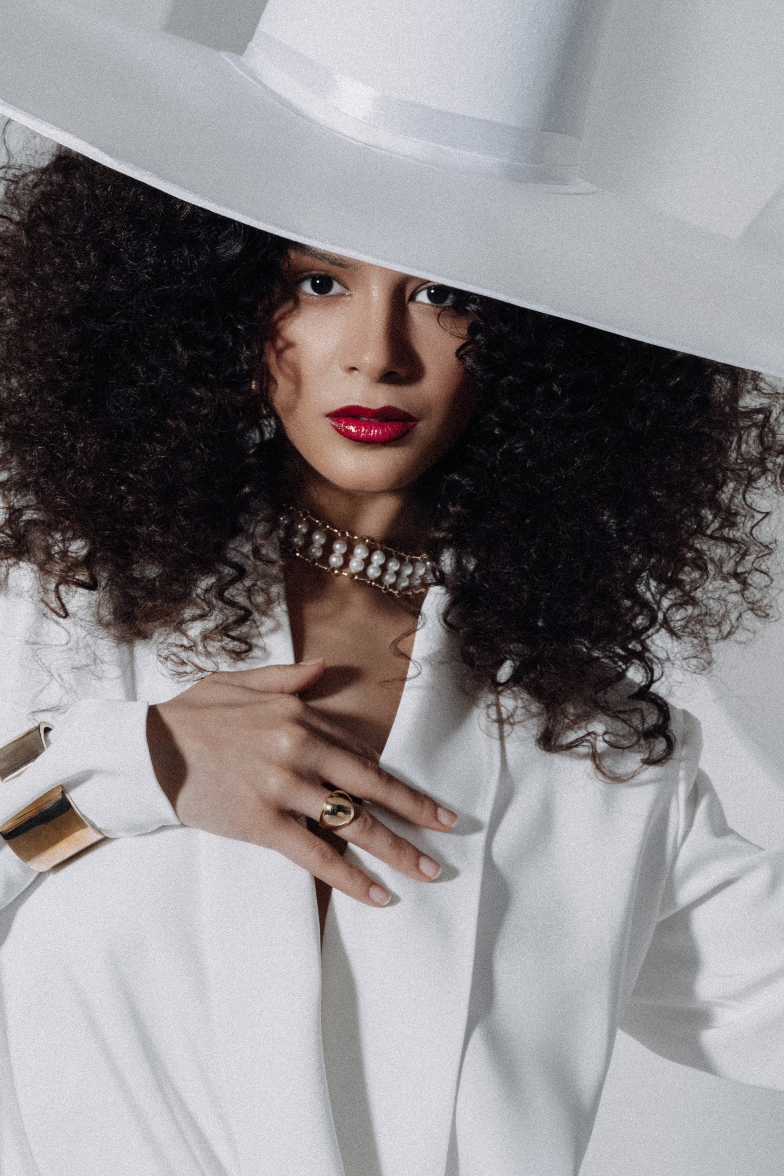 фотосессия с шляпой с большими полями