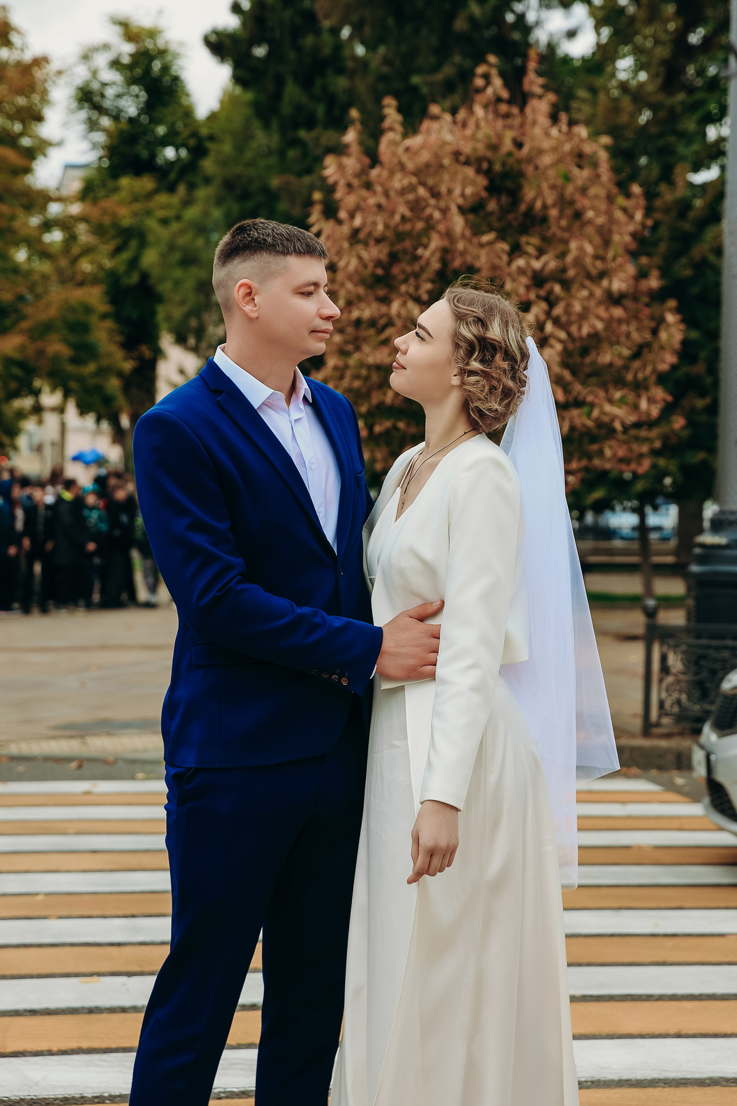 Свадебная прогулка в Екатерининском сквере 25.10.2024. Свадебный и семейный фотограф Виолетта Сидельникова. Краснодар, Россия, Беларусь, Европа
