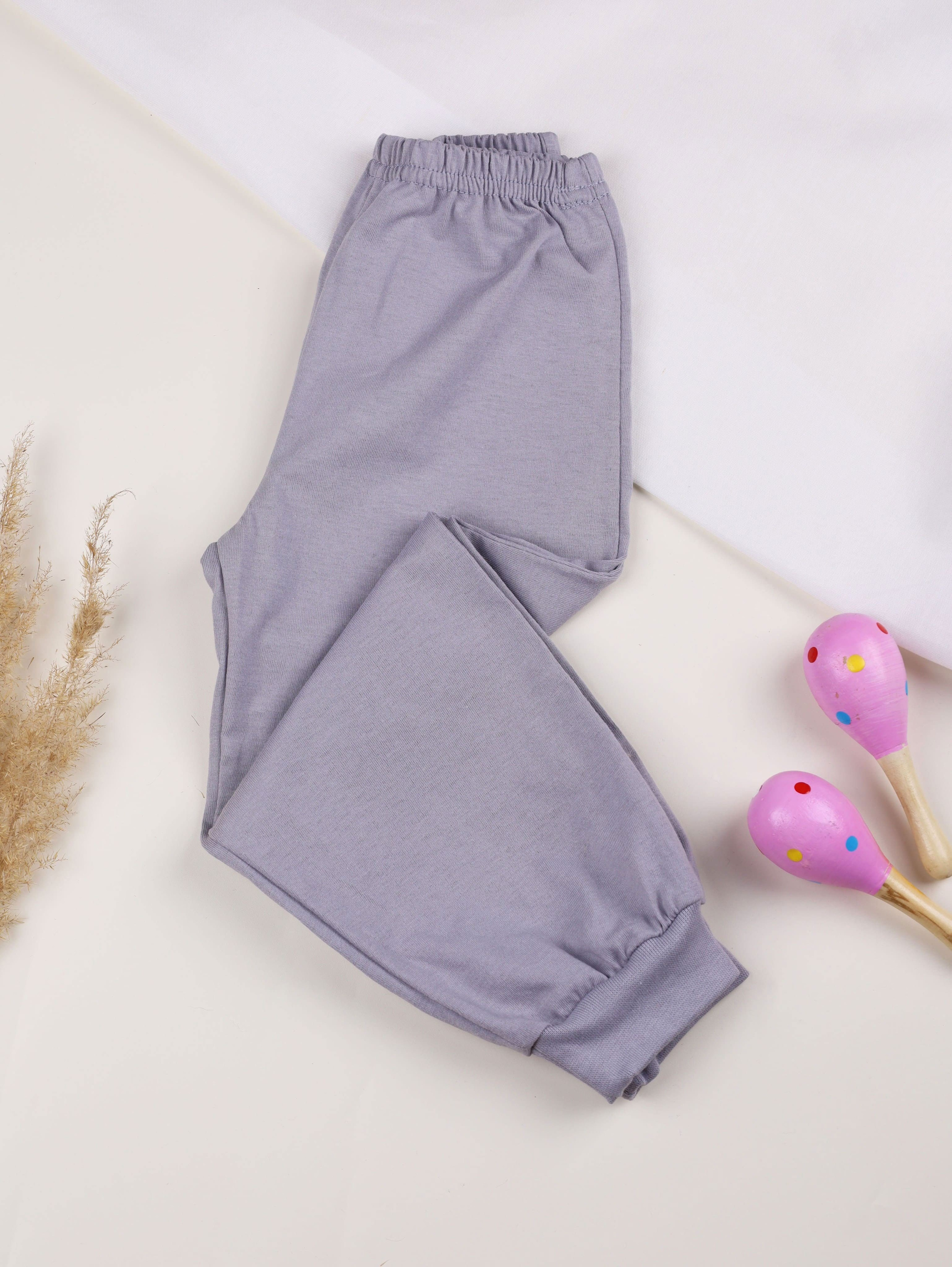 Предметная съемка детских товаров на фоне с элементами природы, подчеркивая экологичность.