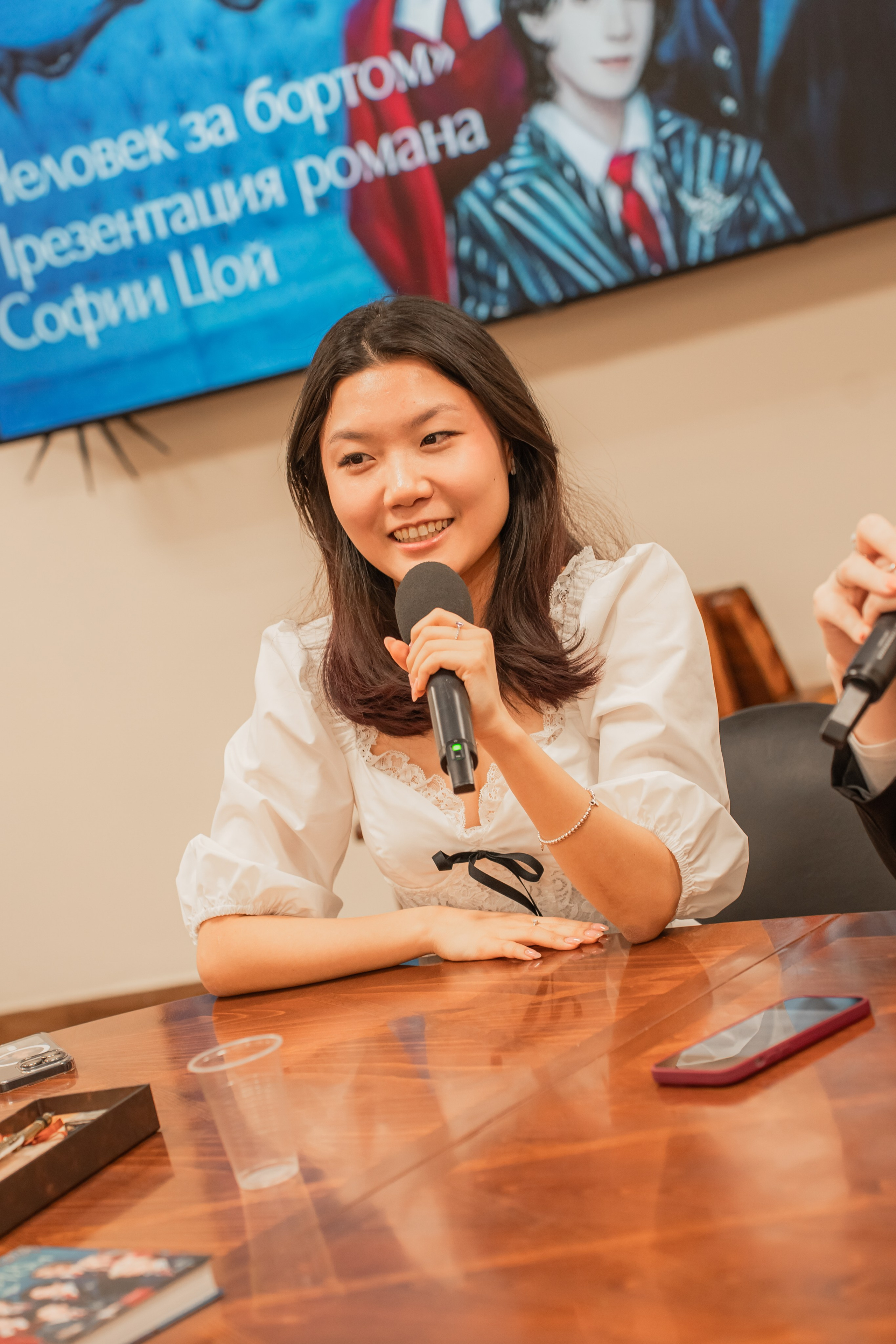 Презентация книги «Человек за бортом», автор София Цой. Репортажный фотограф Анастасия Рубцова