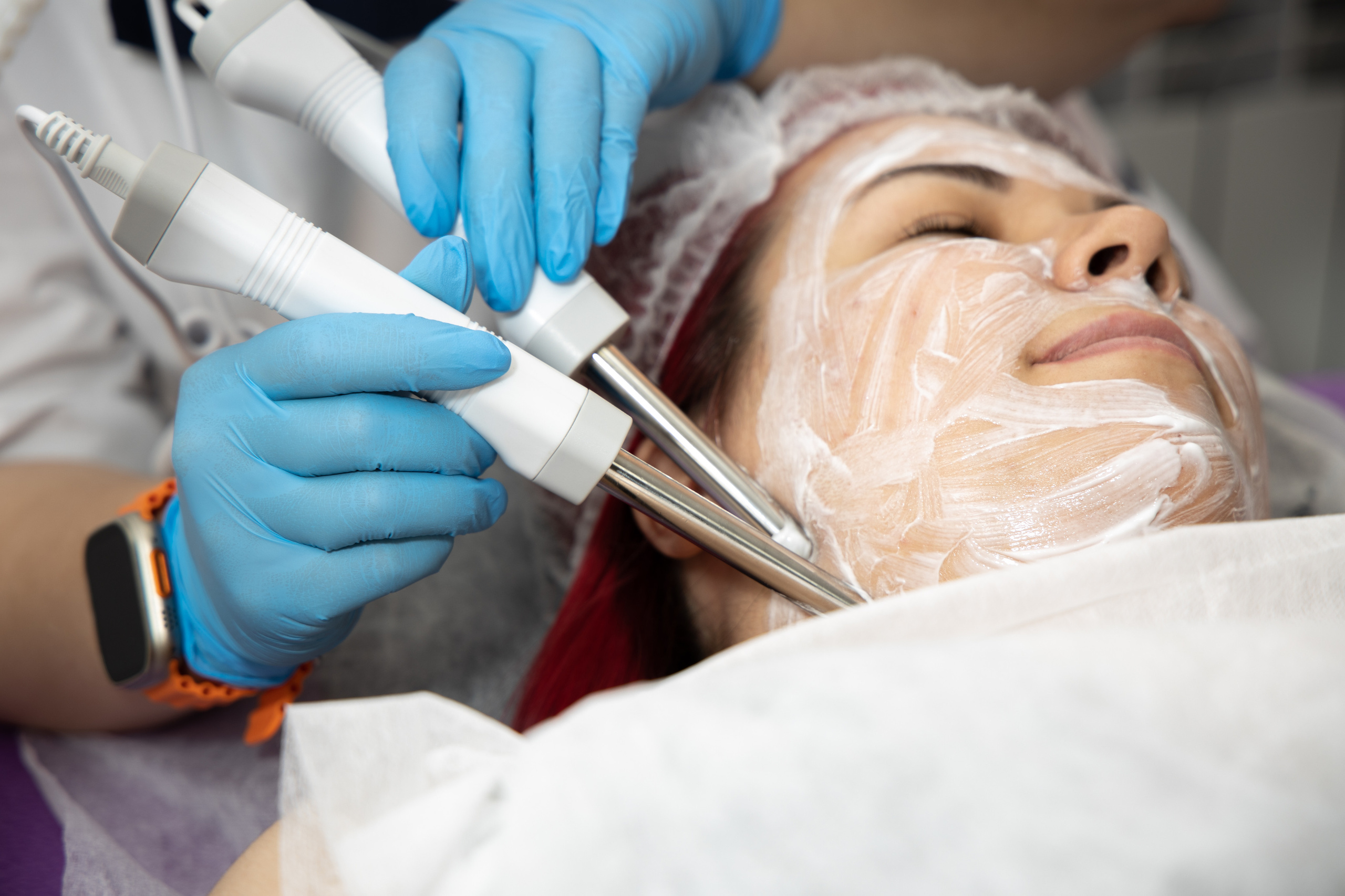 Косметолог работает с пациенткой. Контент для мастеров. Съёмка в Астрахани.