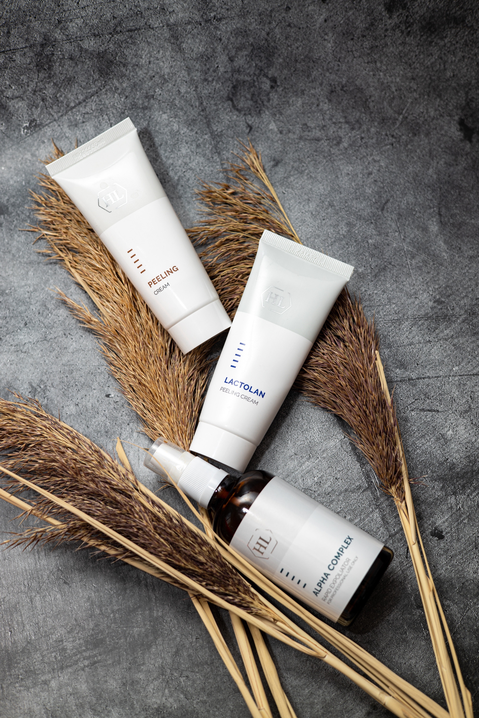 Тюбики косметики среди камышей. Предметная съёмка. Съёмка в Астрахани.