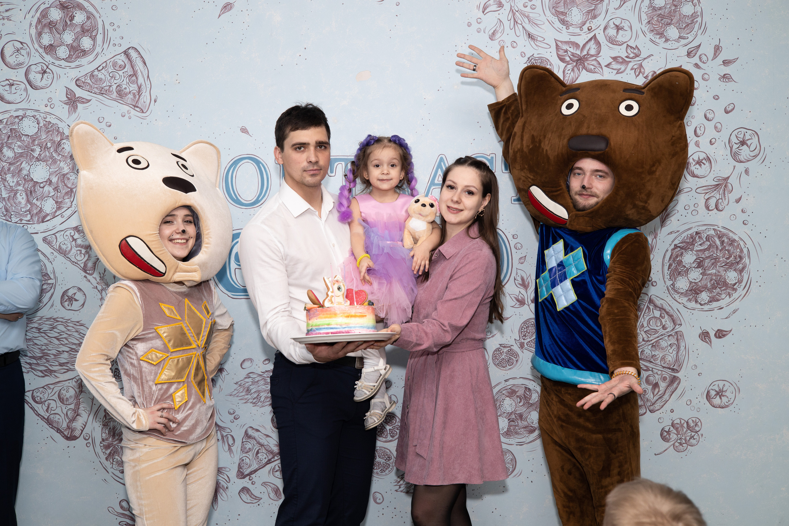 Аниматоры и родители с ребёнком. Детский день рождения  Астрахань.