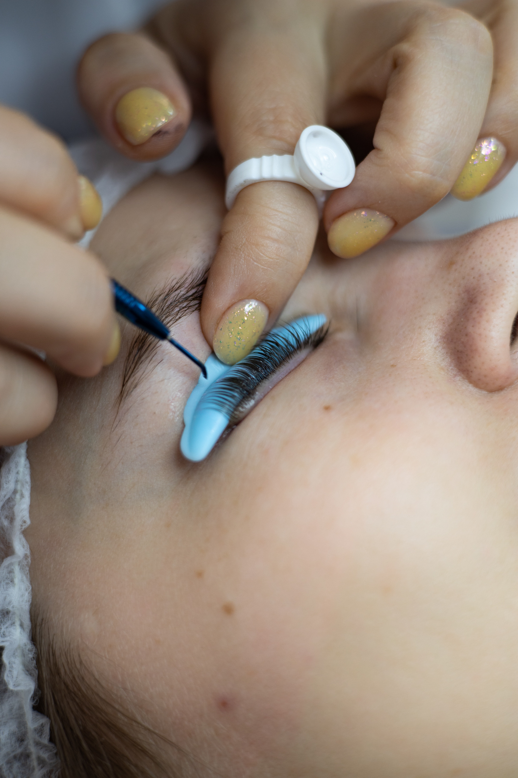 Девушке делают ламинирование ресниц. Контент для мастеров. Съёмка в Астрахани.