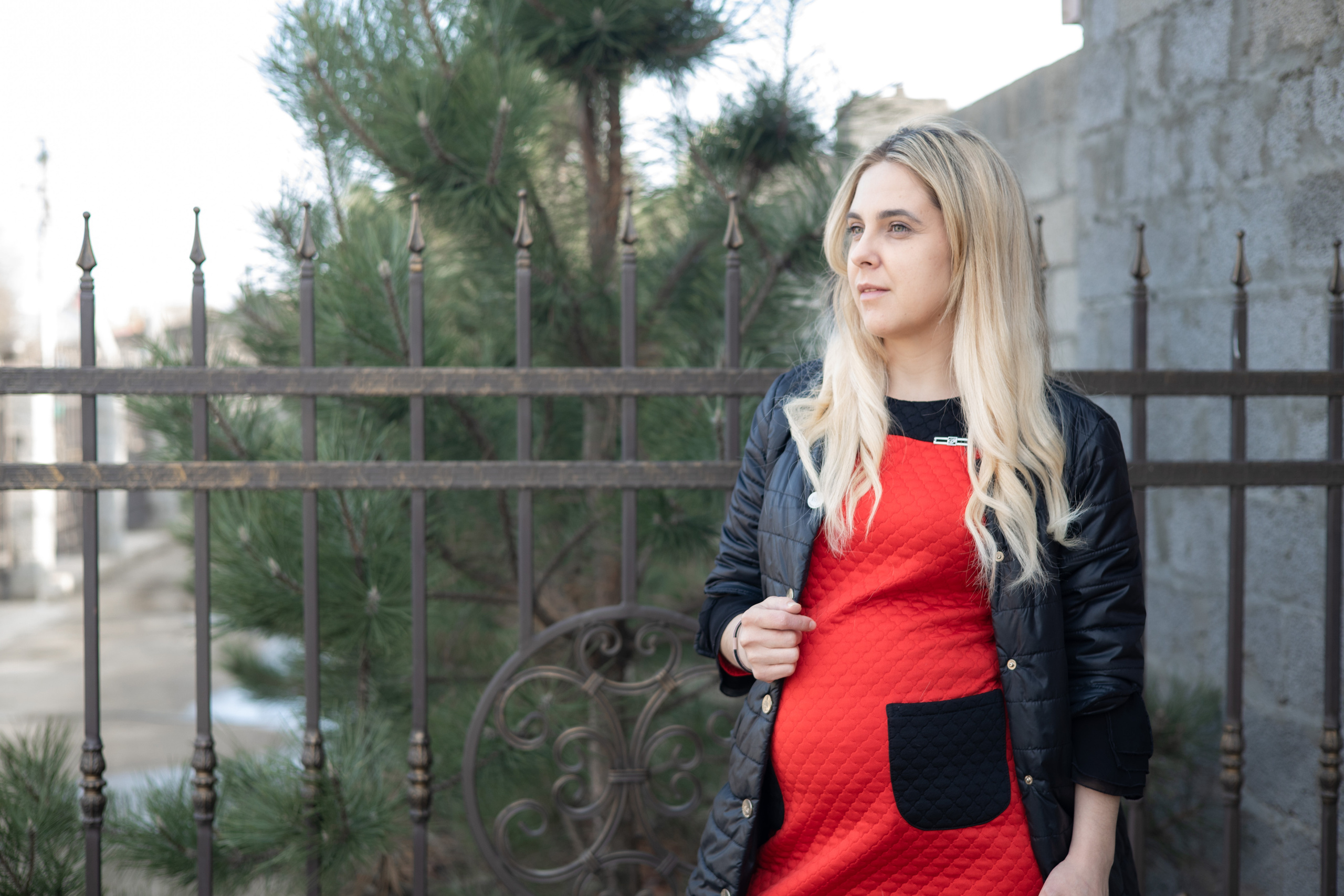 Беременная  женщина на фоне сосны.  Фотосессия для беременных Астрахань.