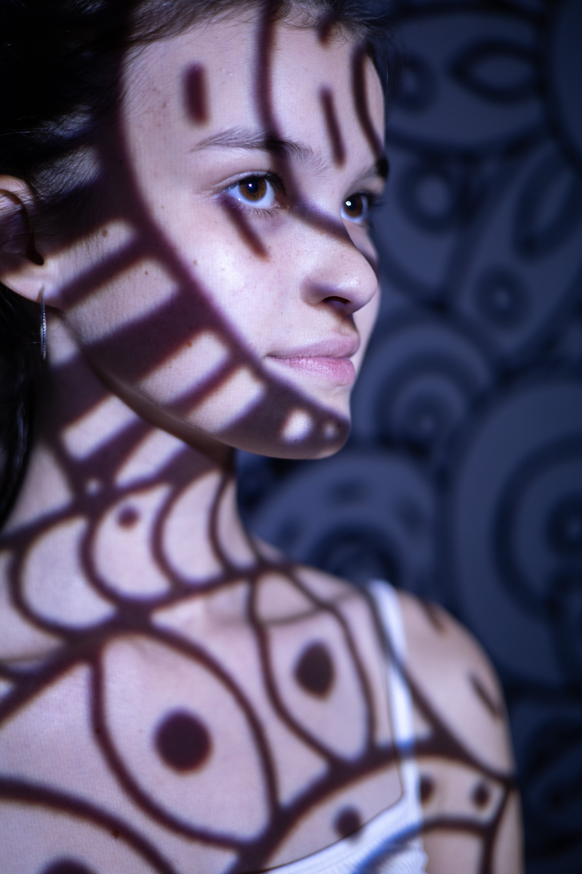 Проекторная съёмка Астрахань. Девушка на тёмном фоне, узор полосы и точки.