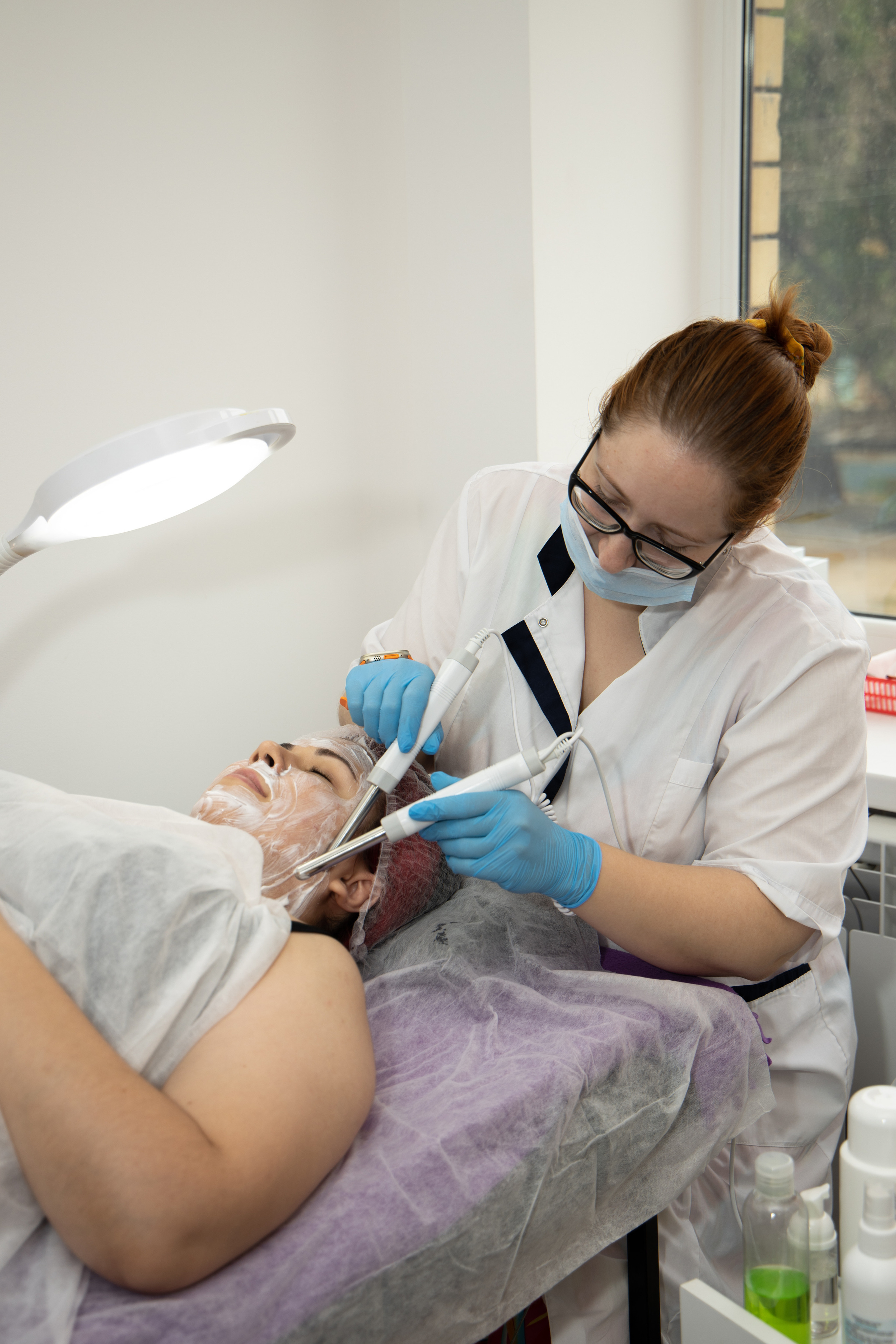 Косметолог работает с пациенткой. Контент для мастеров. Съёмка в Астрахани.