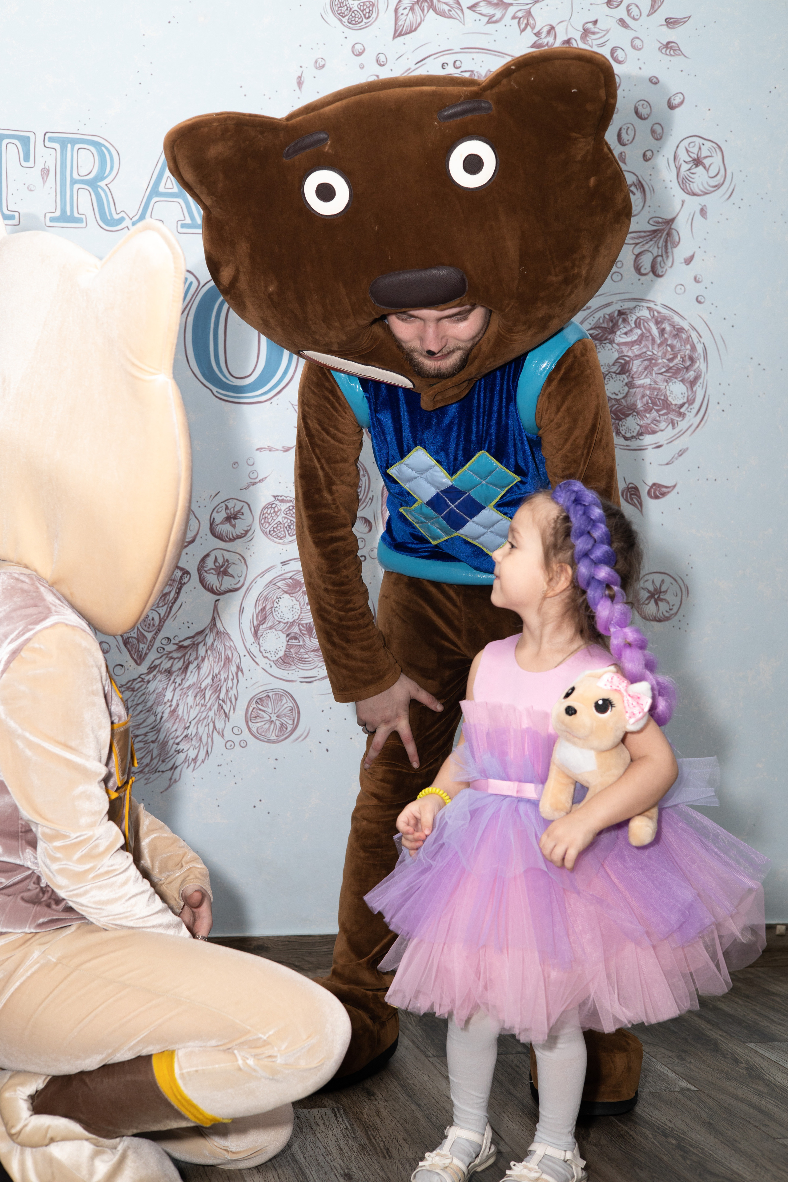 Аниматоры и маленькая девочка. Детский день рождения  Астрахань.