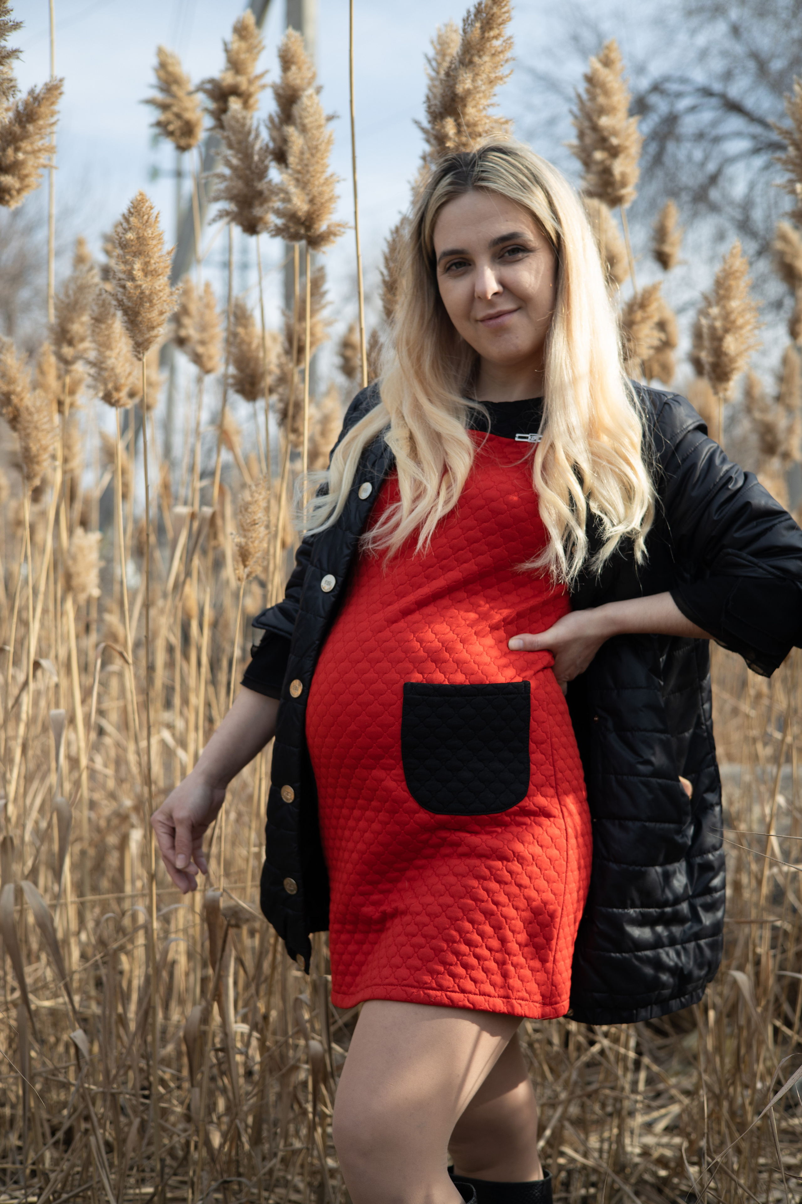 Беременная женщина на фоне камышей. Фотосессия для беременных Астрахань.