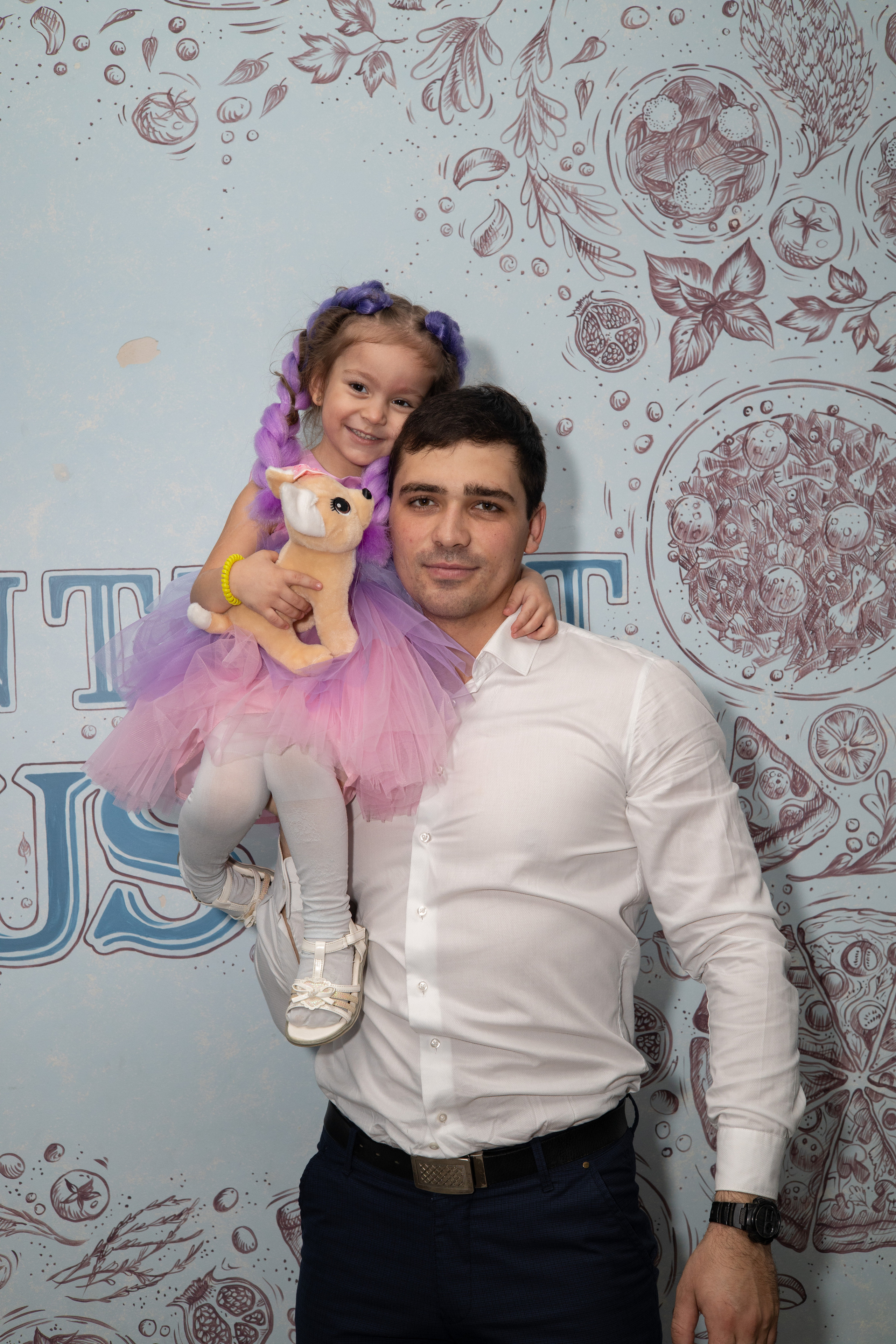 Папа и дочка на плече у папы. Детский день рождения  Астрахань.