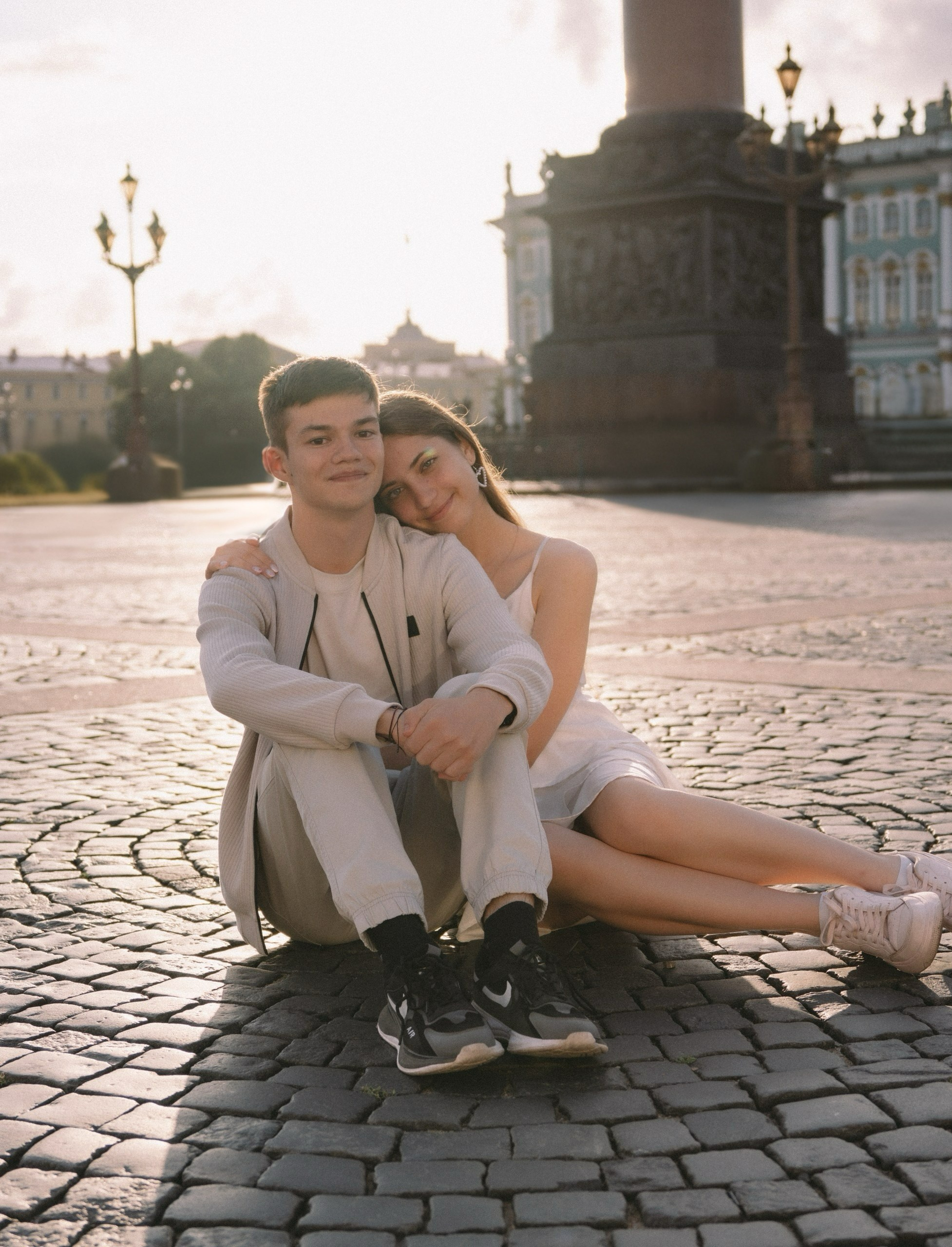 Влюбленная пара в Санкт-Петербурге. Фотосессия на Дворцовой площади