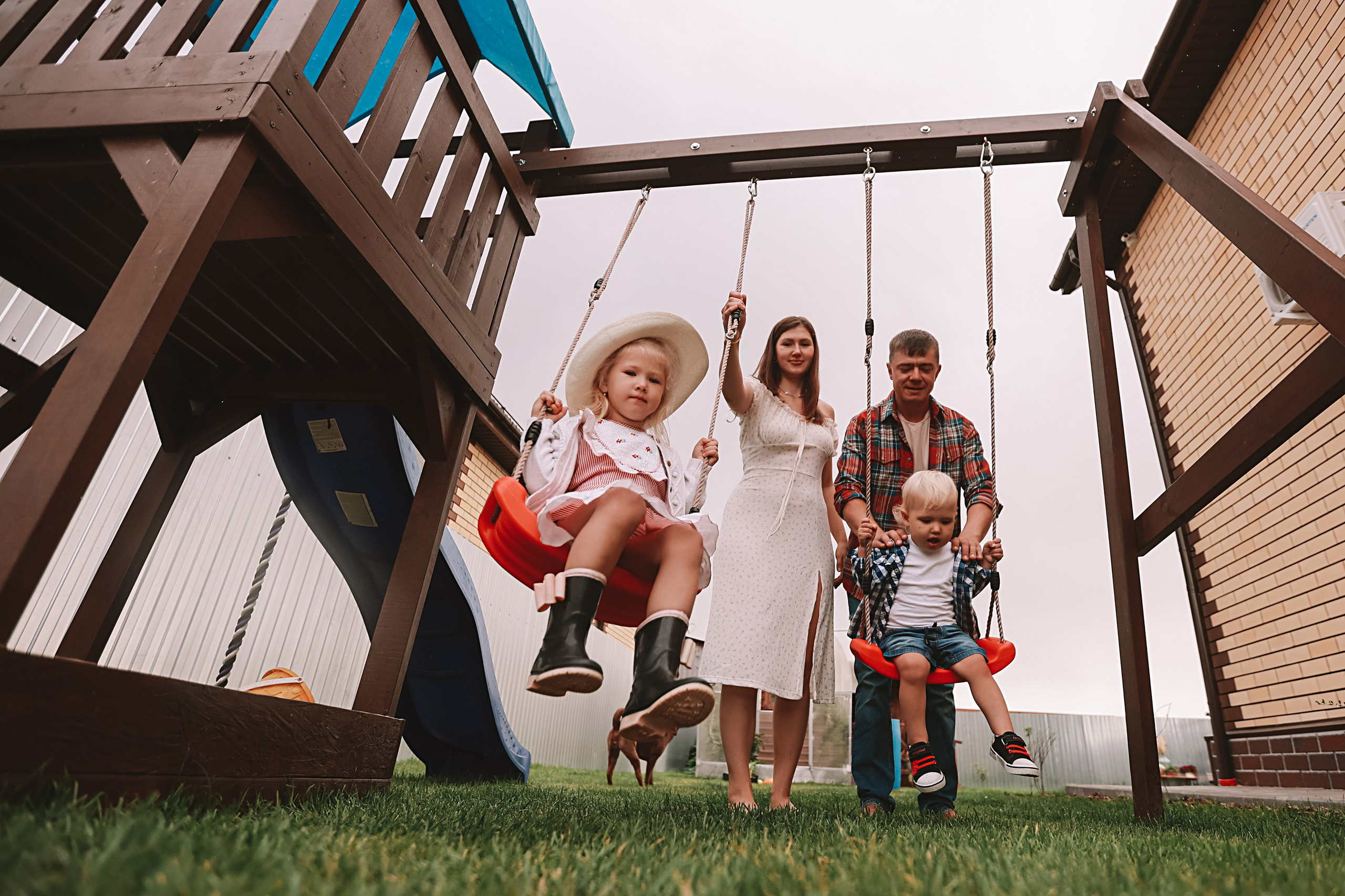 У дома. Семейный фотограф Тюмень, фотограф на роды Салмина Мария