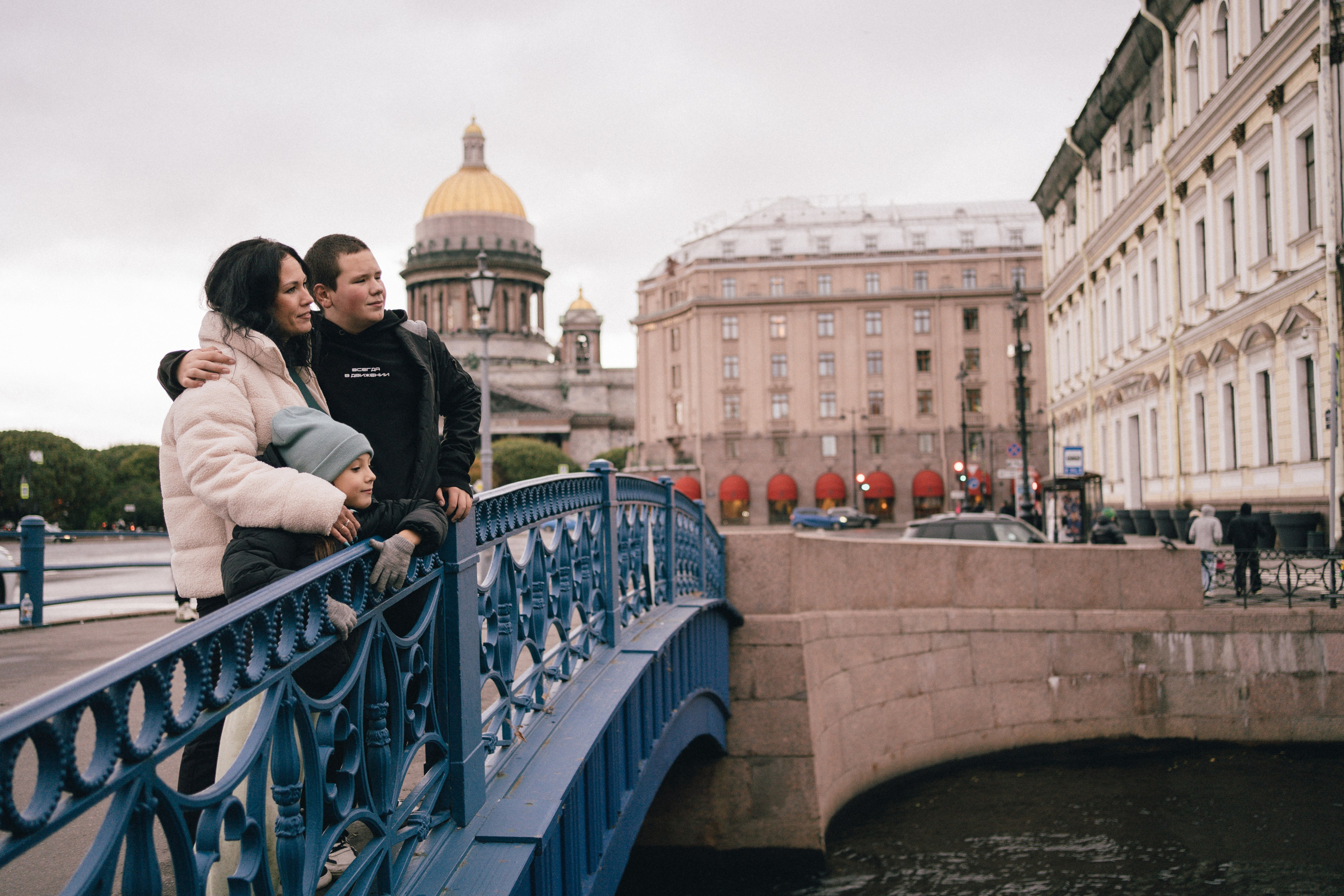 Мама, сын и дочка. Репортажный фотограф в Санкт-Петербурге. Фотограф на мероприятие в СПБ