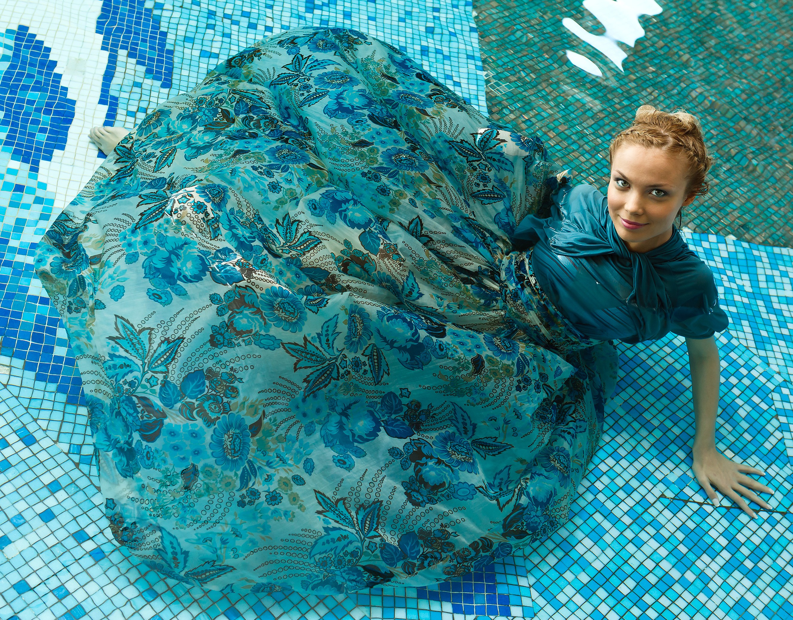 Портрет актрисы Татьяны Арнтгольц.Фотография девушки в воде, в бассейне.Девушка Русалка. Фотосъёмка одежды в воде.