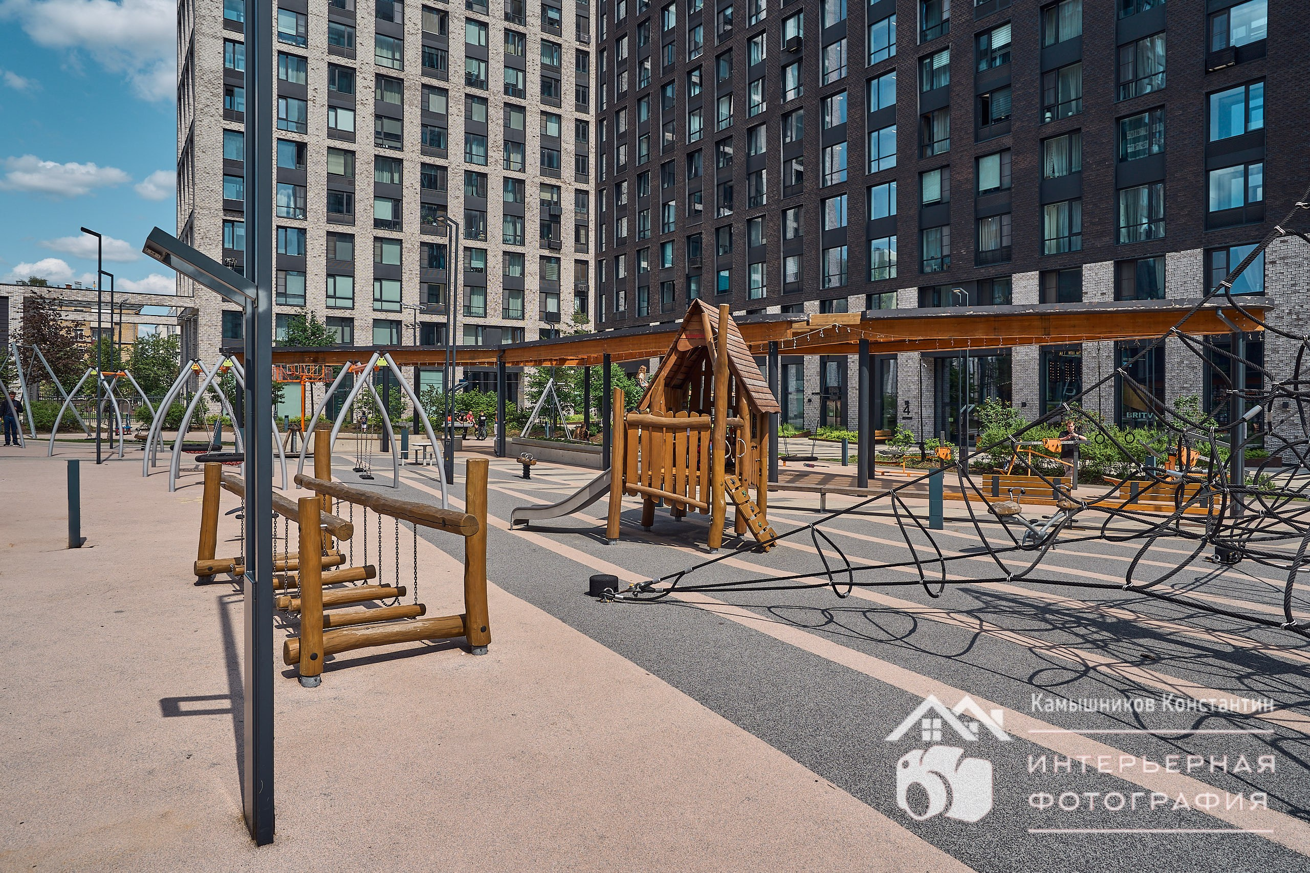 Архитектурное фото детской площадки из натуральных материалов во внутреннем дворе ЖК бизнес-класса, ЮЗАО, Москва