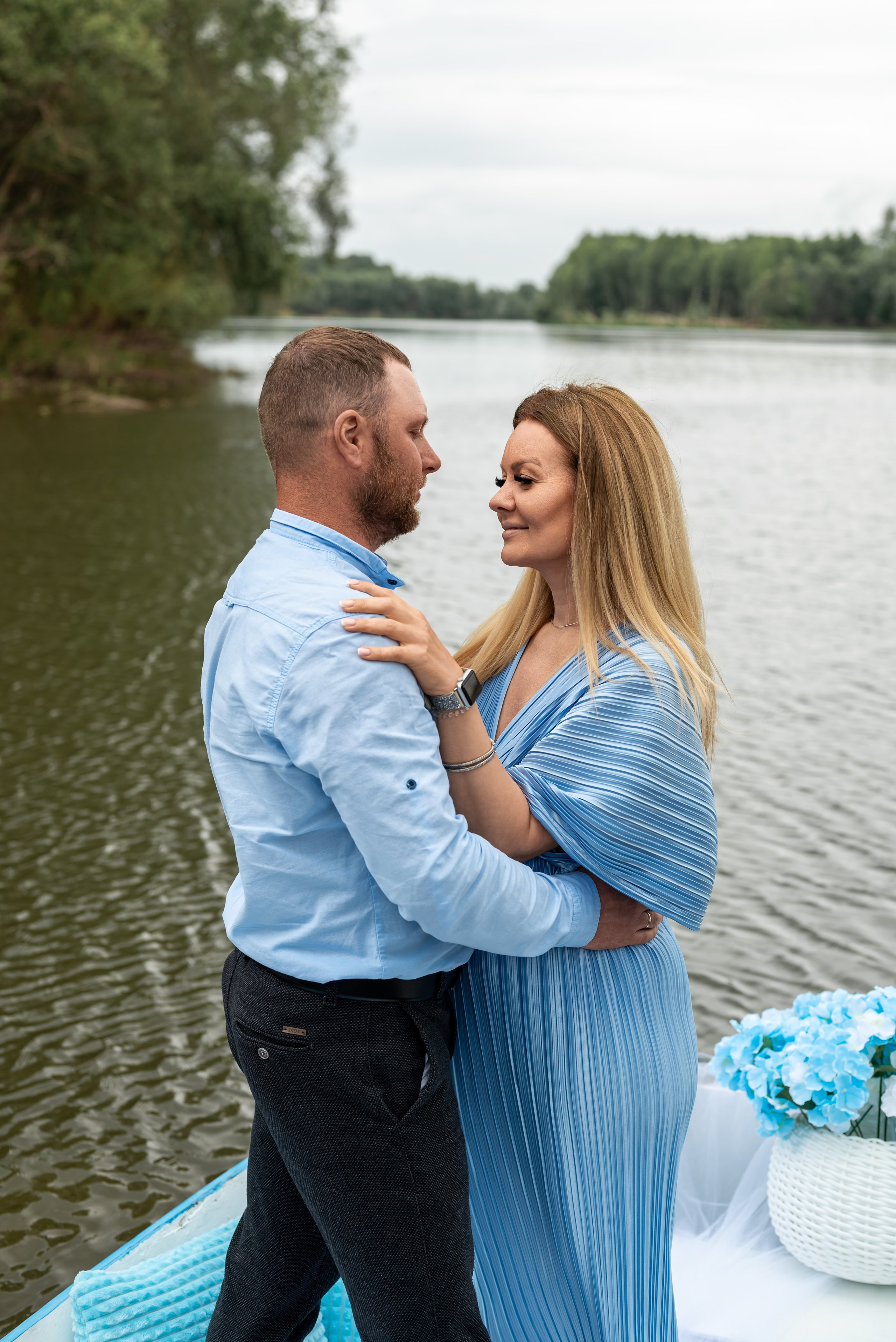Фотопроект на лодке с голубыми гортензиями. Фотограф в городе Салават