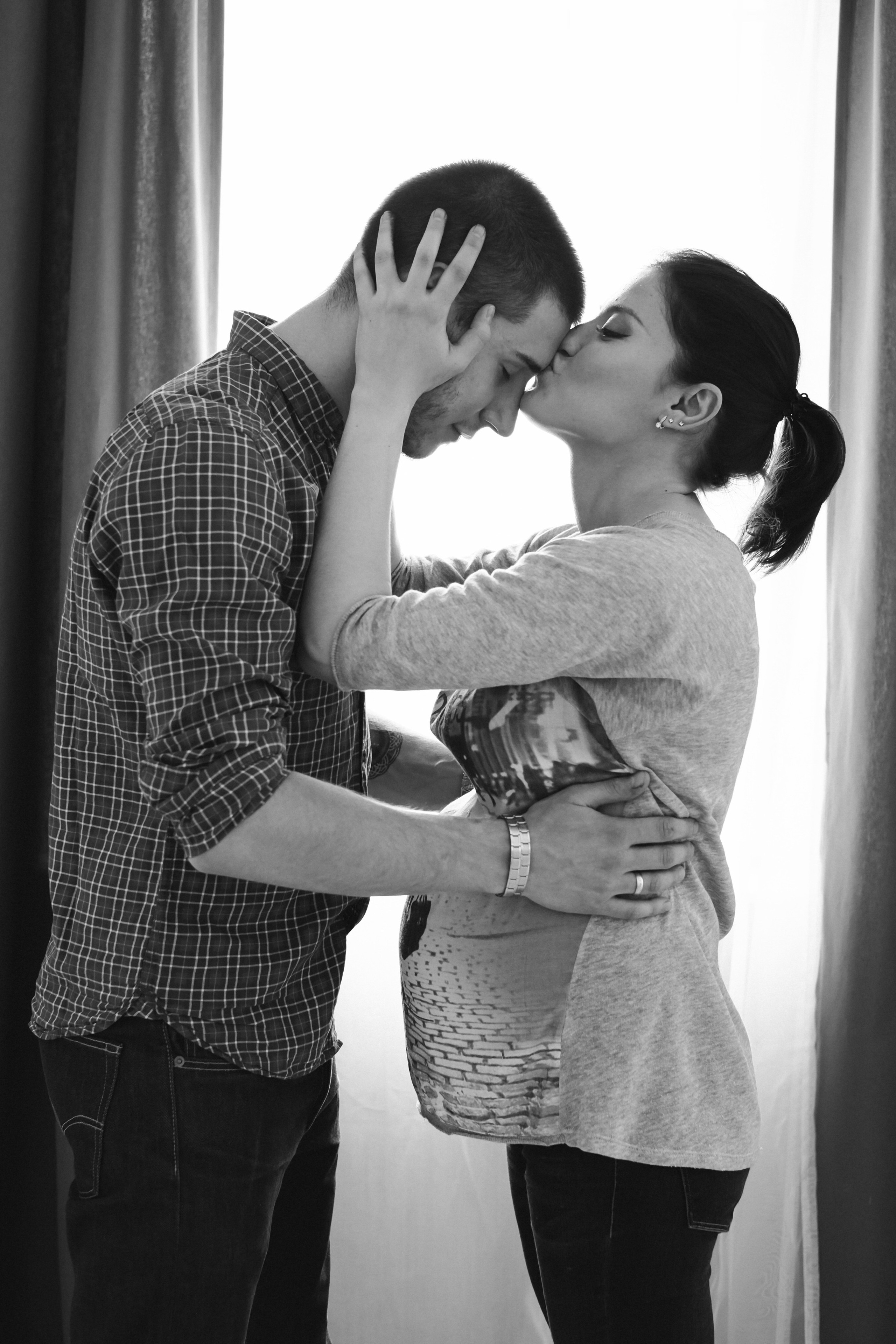 Съемка для двух беременных подруг в светлой студии. Фотографы в Москве Светлана Устинова и Сергей Грачев