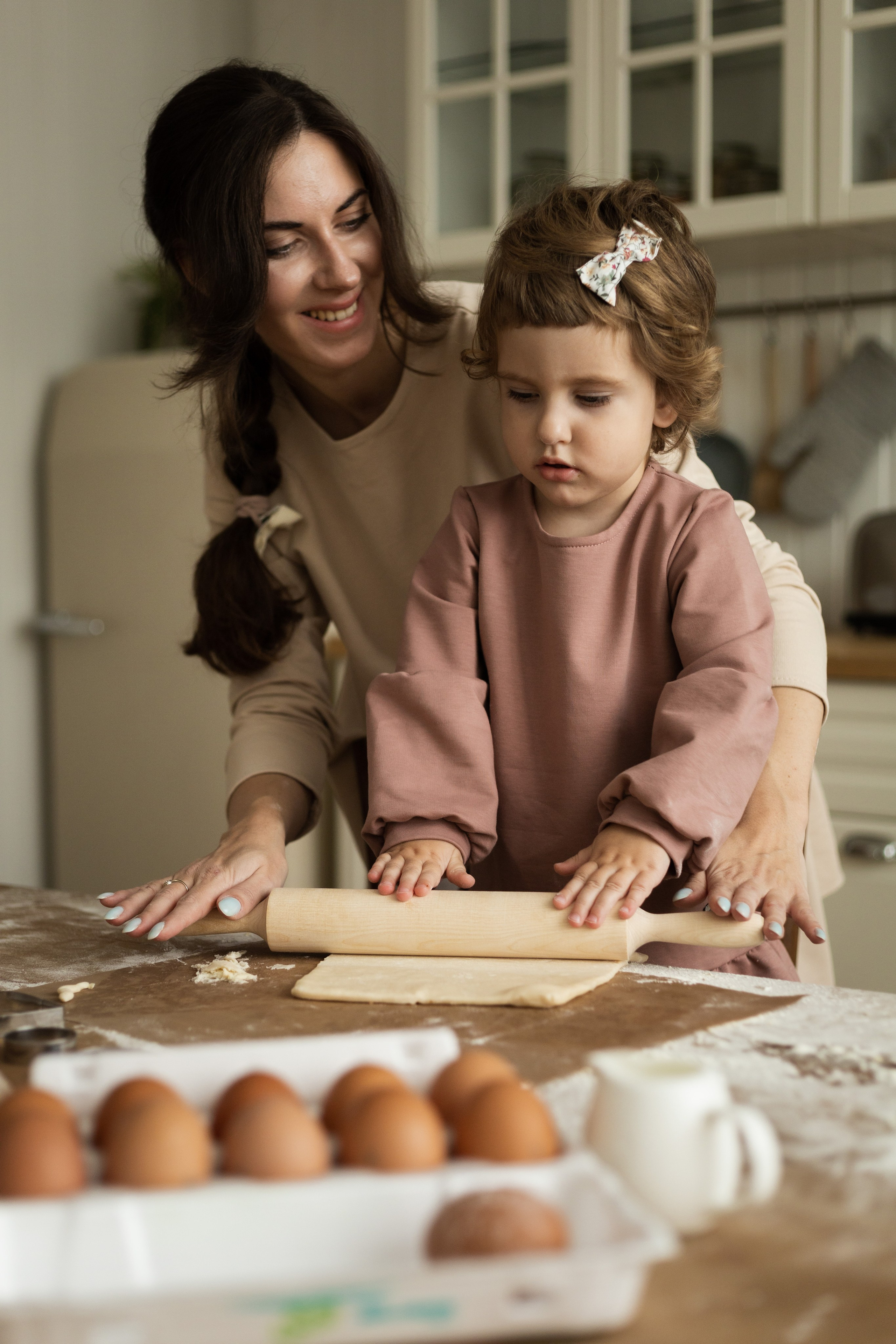 совместное приготовление теста мама с дочкой