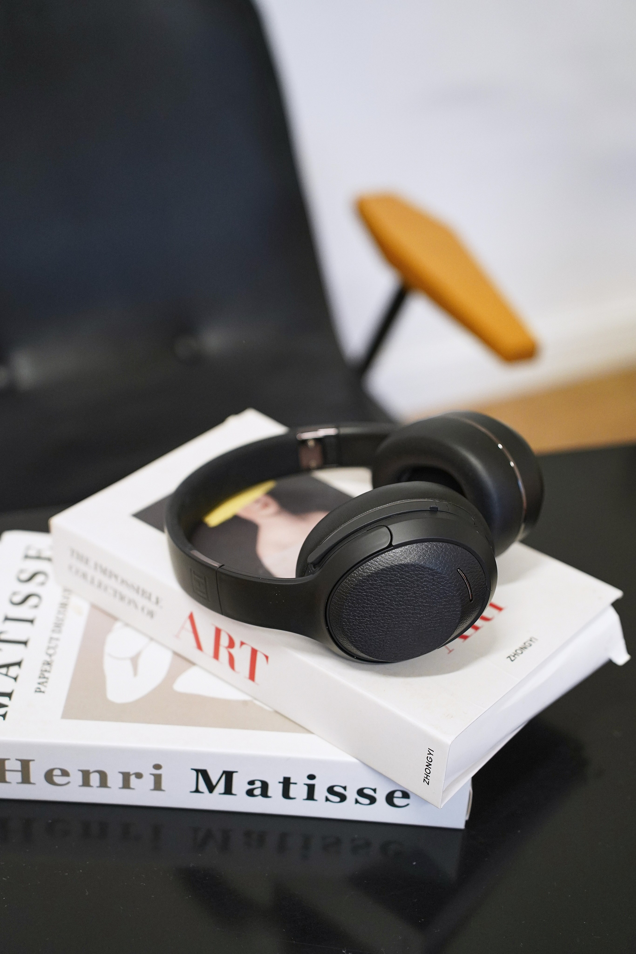 Наушники в интерьере. Фотограф